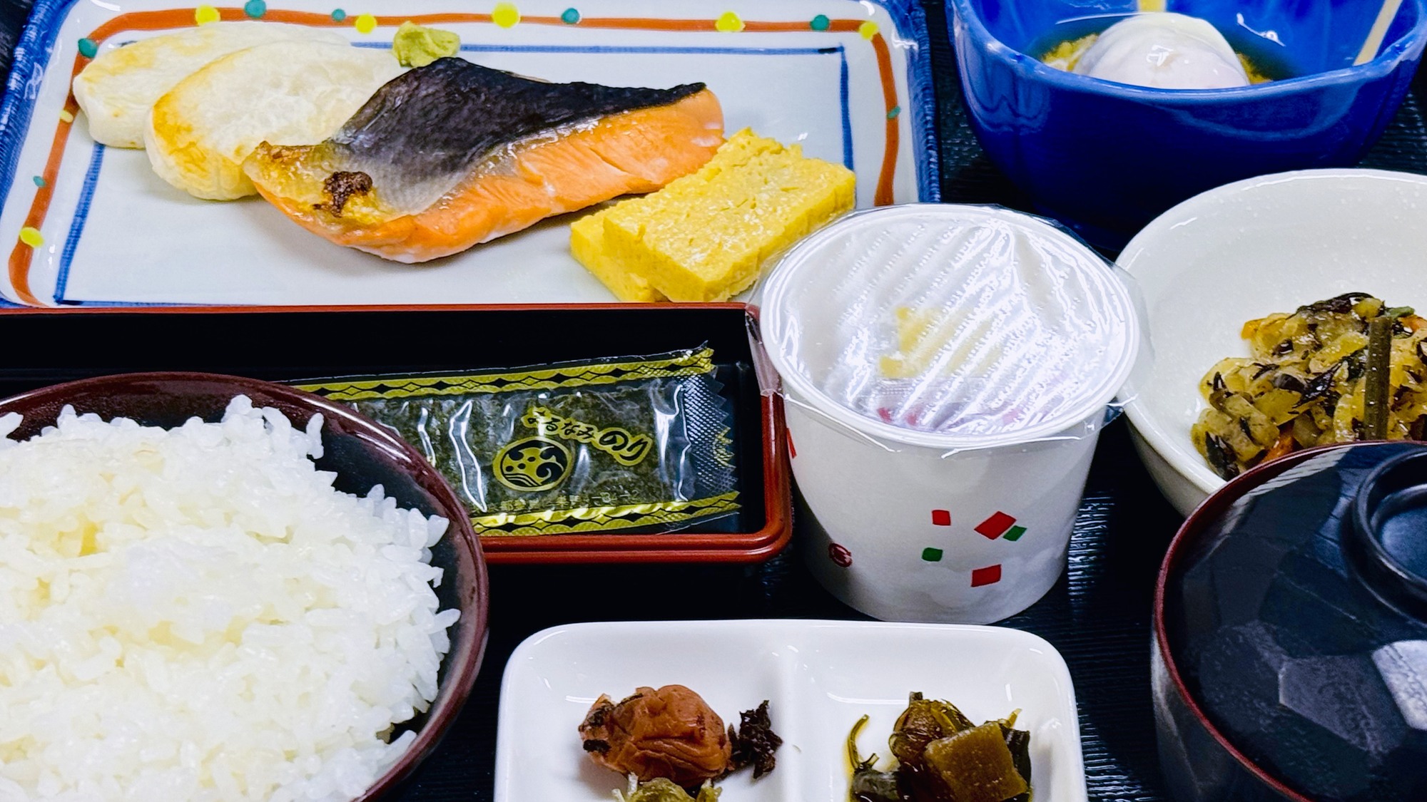 ・【朝食一例】和食 ゴルフコースを望むレストランで朝食を楽しめます