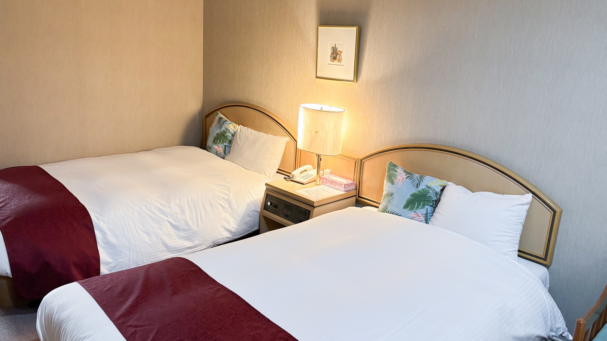 ・【洋室】ツイン セミダブルベッド2台で快適に過ごせます