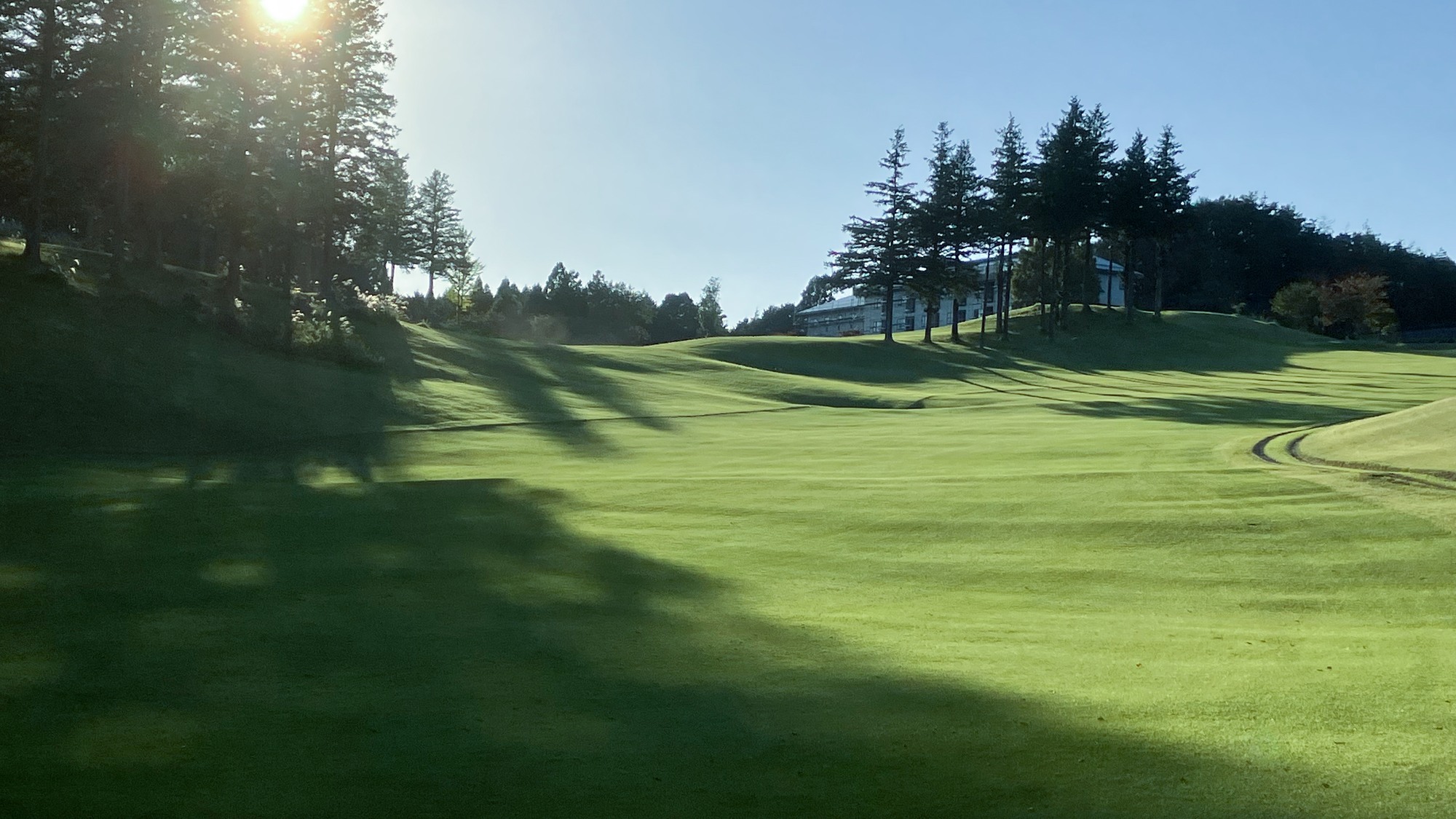 ・【ゴルフ】ホテル正面に広がるゴルフコースを満喫できます