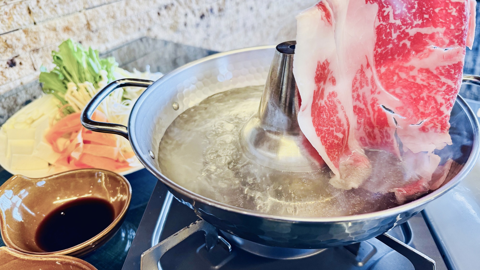 ・【夕食一例】しゃぶしゃぶ ポン酢・ごまだれで肉の旨味をご堪能ください