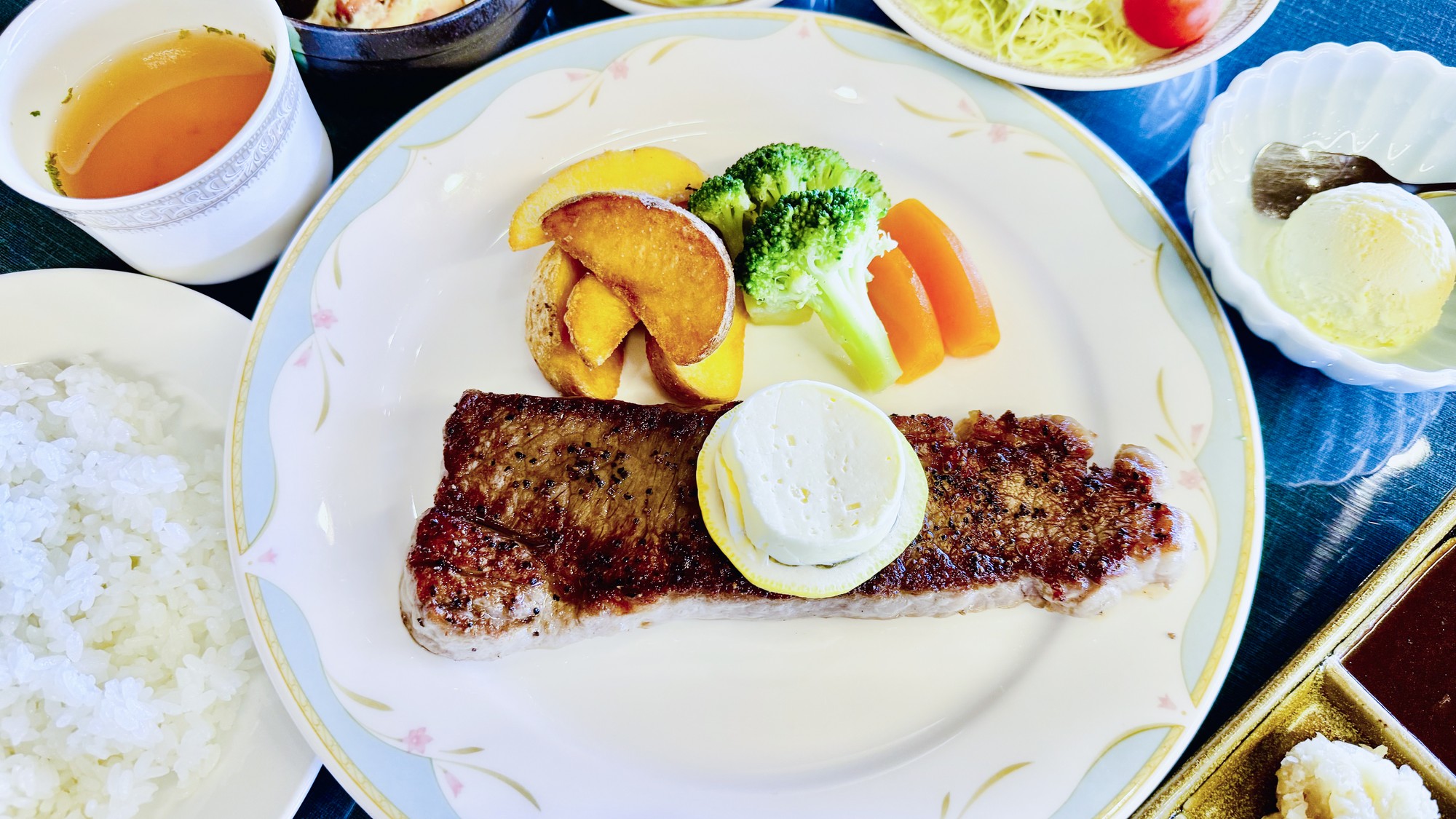 ・【夕食一例】ステーキ 低脂質・高たんぱくの赤身肉を味わえます