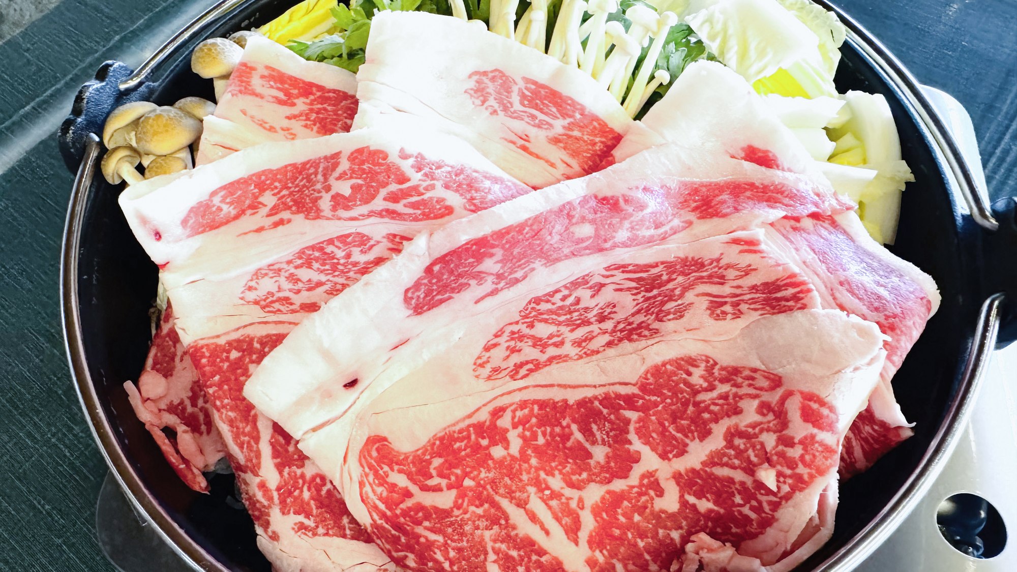 ・【夕食一例】すき焼き 厳選国産牛を1人前200gご用意します