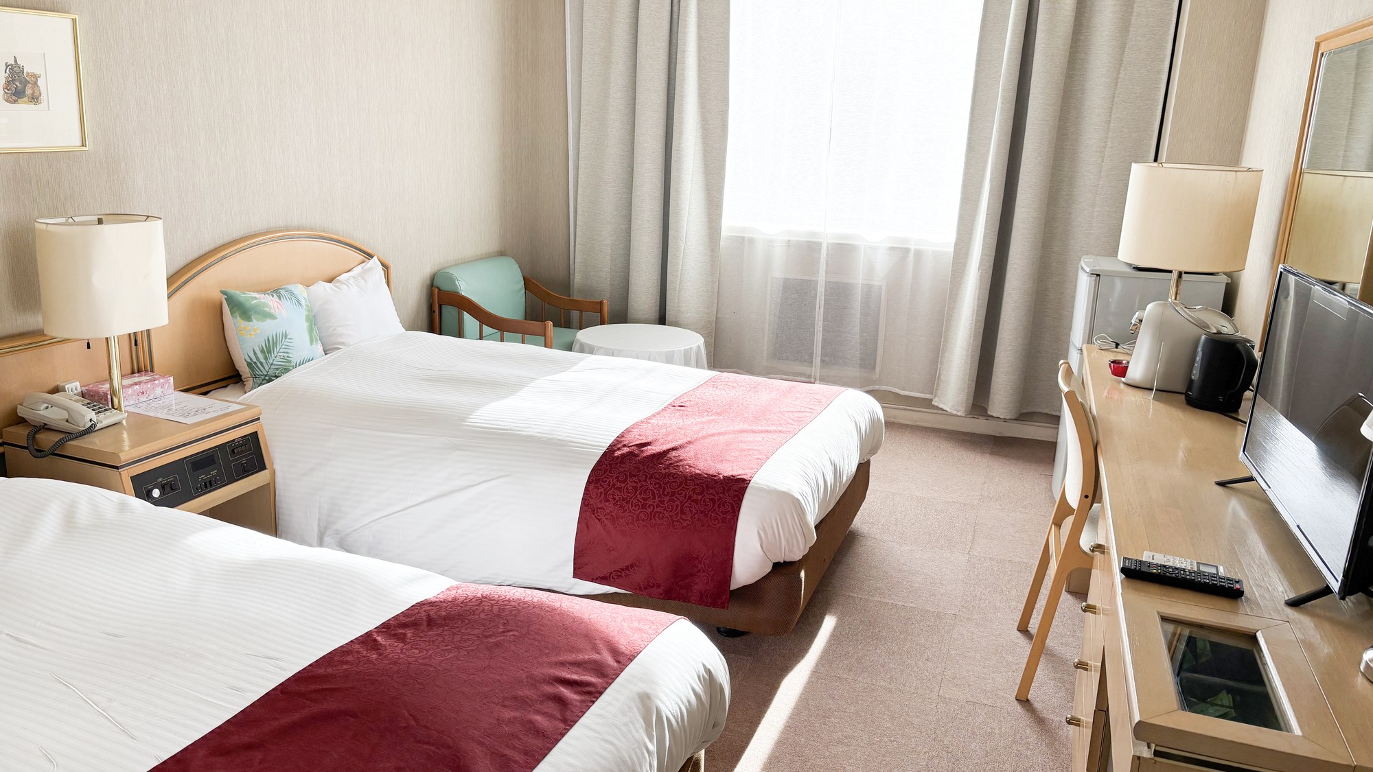 ・【洋室】23m&sup2;のツインルームは、荷物を広げるスペースを確保でき、快適に過ごせます