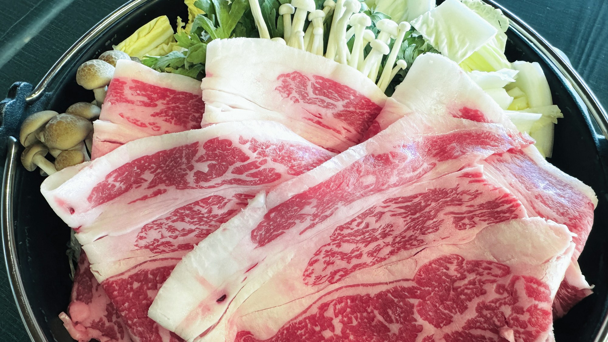 ・【夕食一例】すき焼き 肉汁が野菜に染み、濃厚な旨味を楽しめます