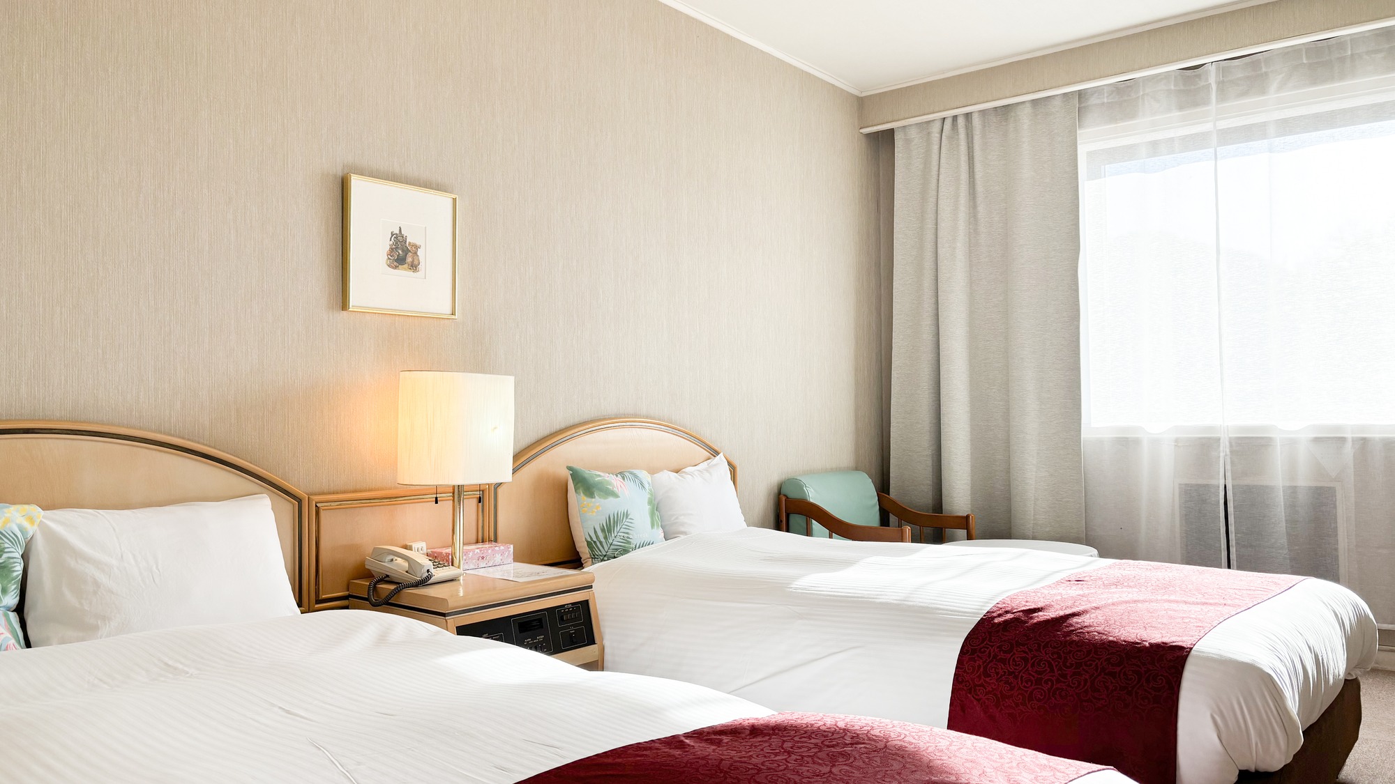 ・【洋室】ツイン 23m&sup2; セミダブル2台 バス・トイレ付きです