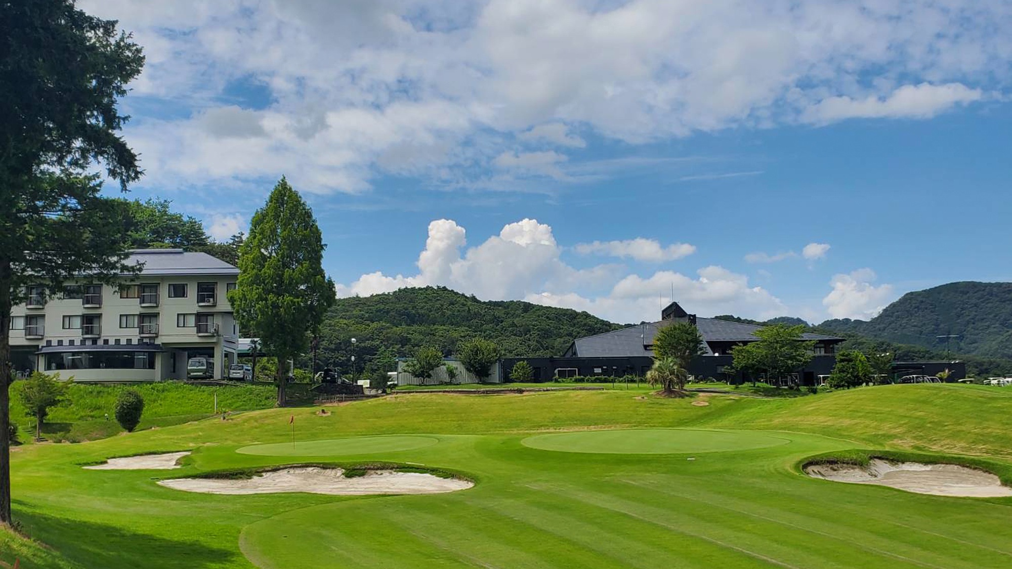 ・【ゴルフ】ゴルフ場併設で、プレー前後の移動が便利です