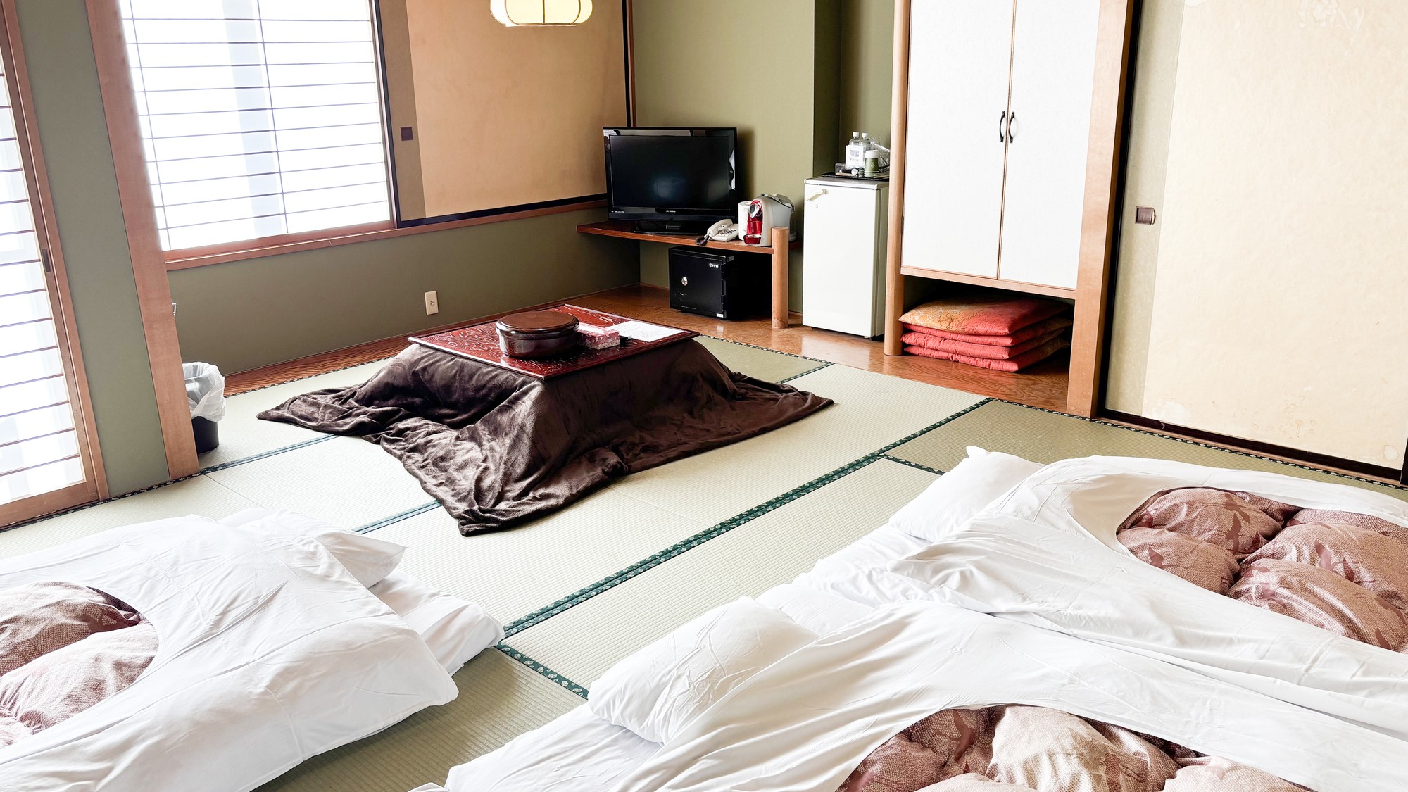 ・【和室】柔らかい足触りが心地良い、畳のお部屋ならではのほっと安らぐ温かみのある空間です