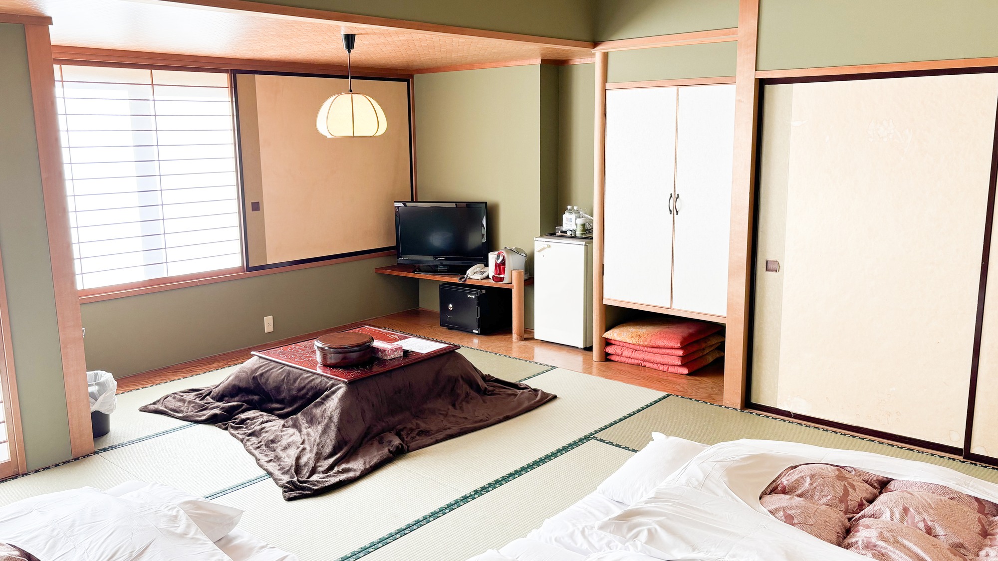 ・【和室】広々とした和室で、日々の疲れや旅の疲れを癒し、おくつろぎください