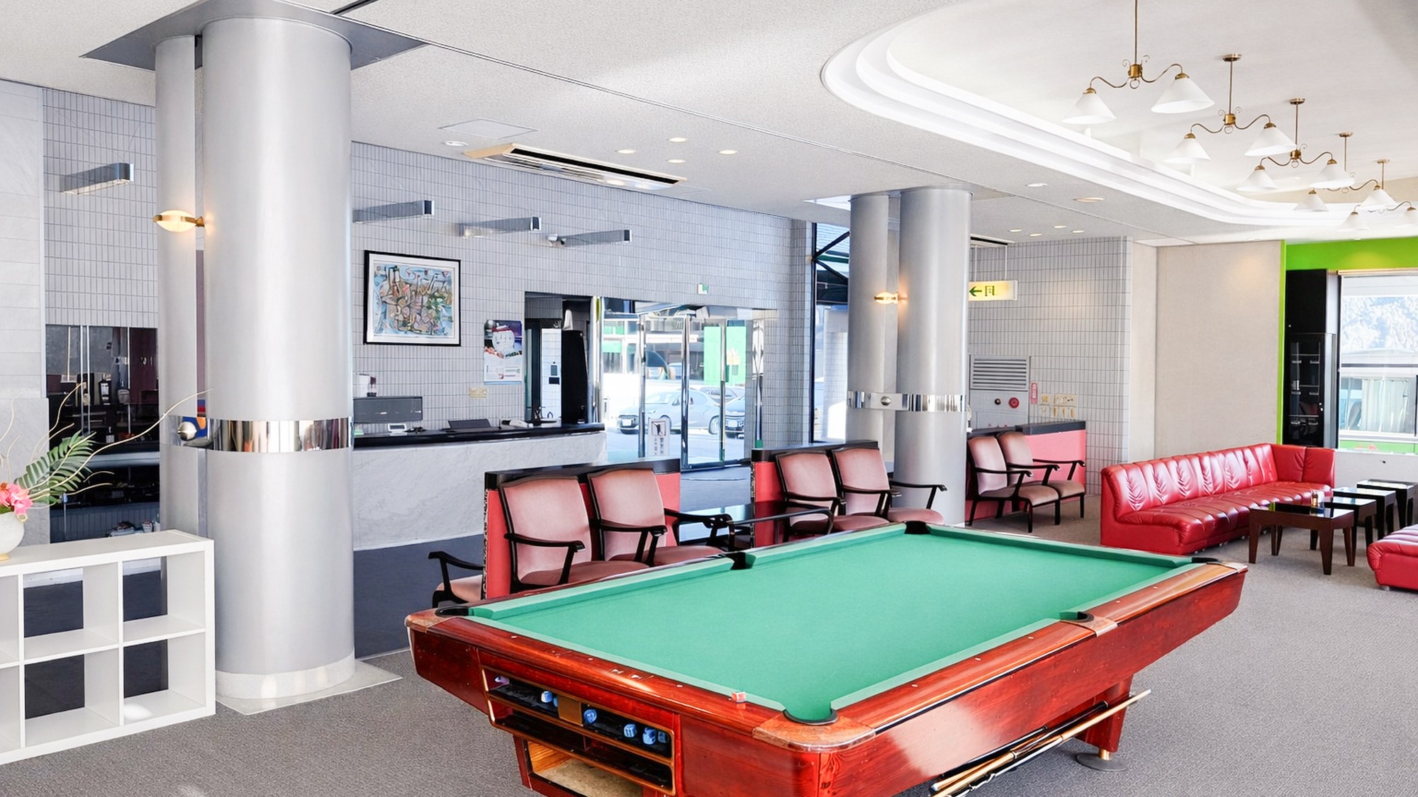 ・【ラウンジ】落ち着いた空間でビリヤード台を備え、休憩にも便利です