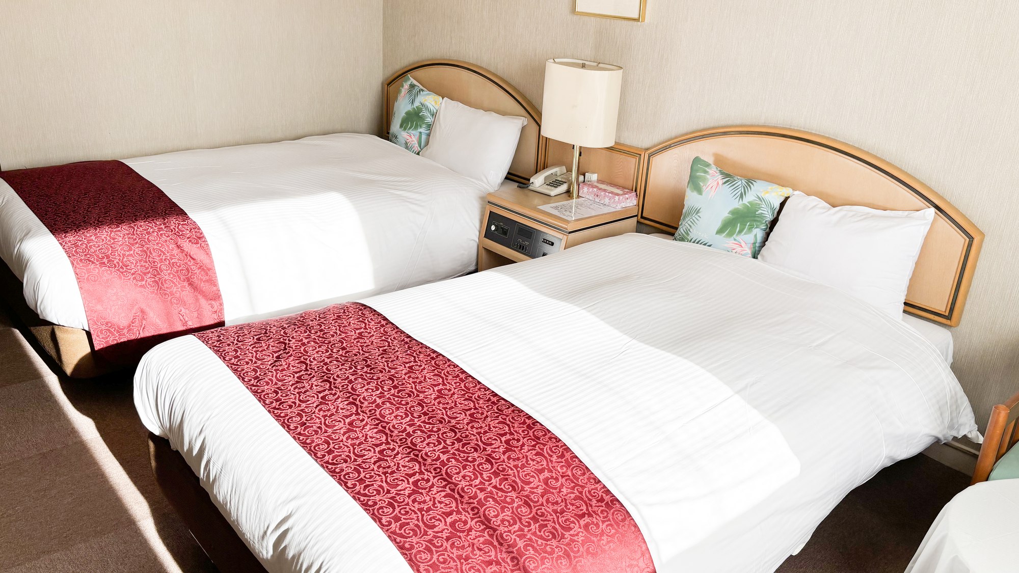 ・【洋室】ツインルームは、パーソナルスペースを確保し、ゆったりとした時間を過ごせます