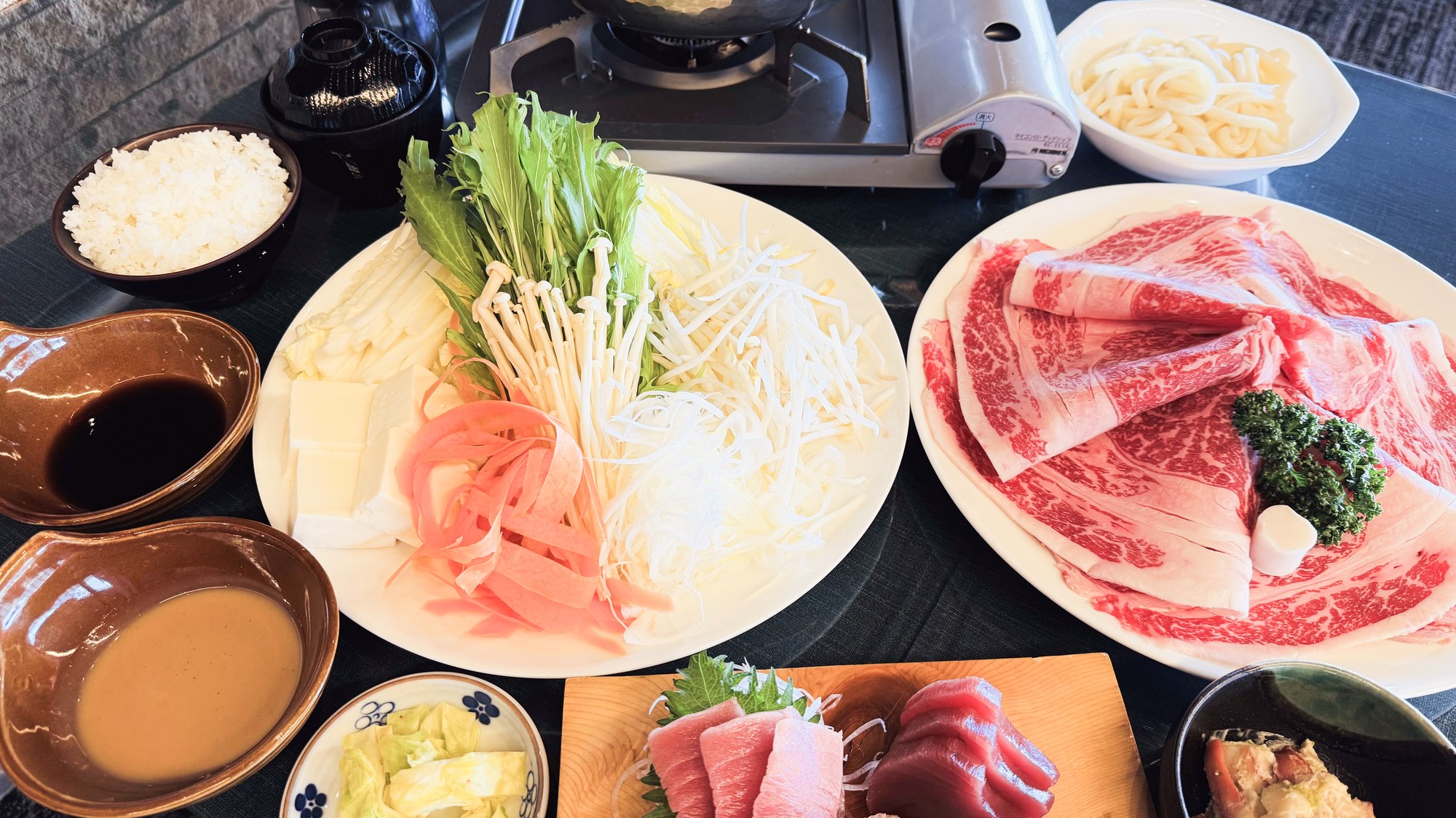 ・【夕食一例】しゃぶしゃぶ 国産牛・旬野菜・刺身・小鉢・ご飯付きの御膳です