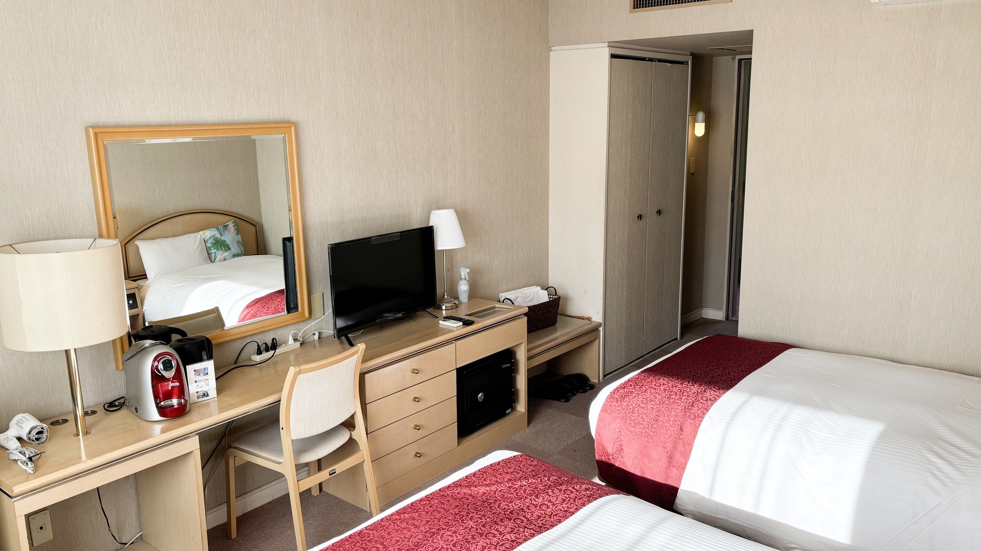 ・【洋室】ツインルームは、パーソナルスペースを確保し、ゆったりとした時間を過ごせます