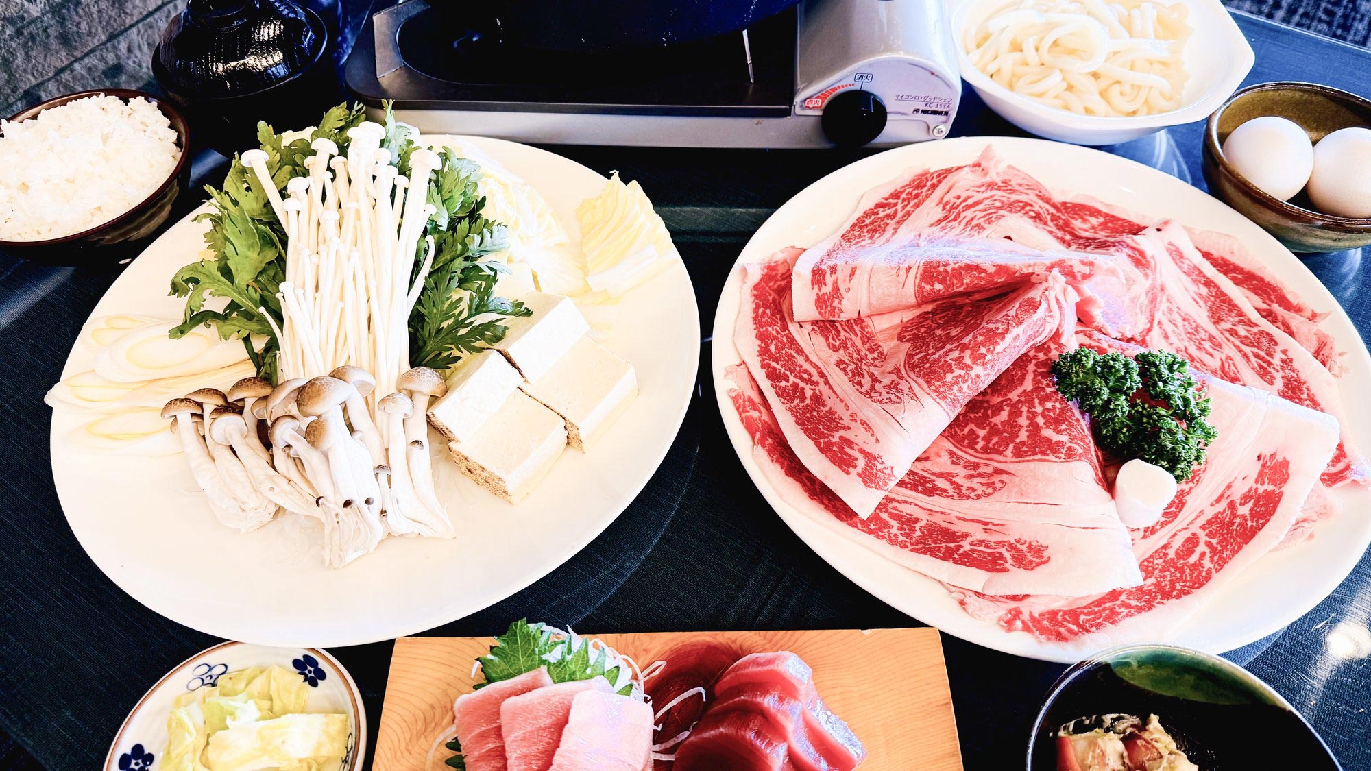 ・【夕食一例】すき焼き 国産牛と旬野菜、刺身付きでうどんも楽しめます
