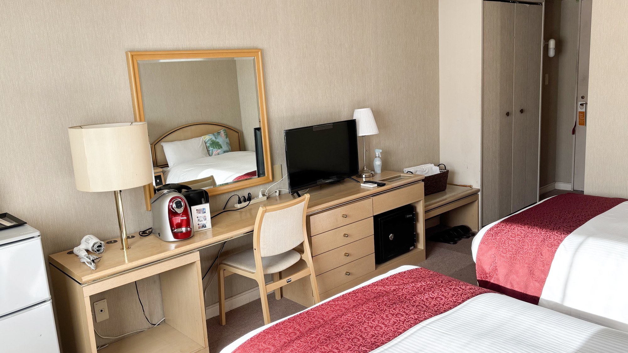 ・【洋室】1人用のベッドで快適に過ごせ、ビジネスから観光まで、幅広いシーンでご利用いただけます