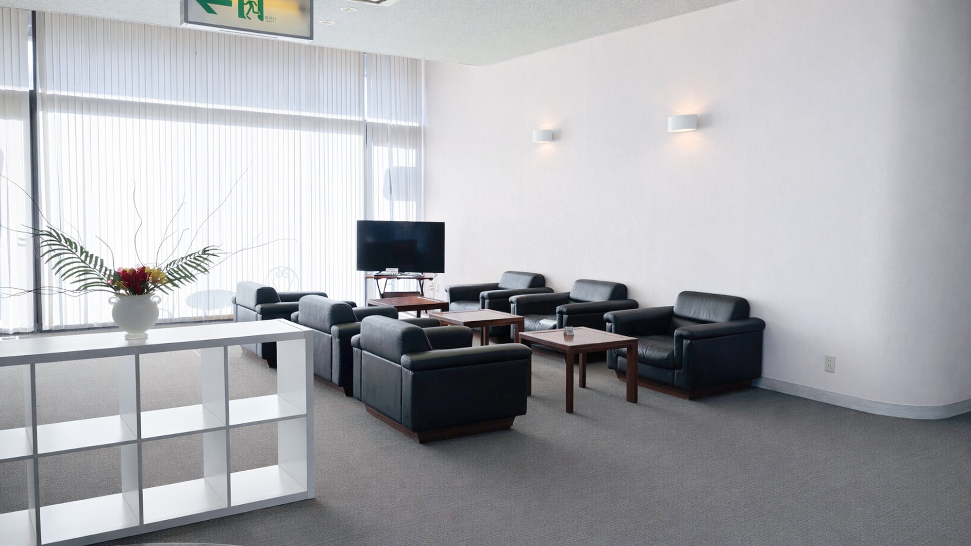 ・【ラウンジ】ゆったりした椅子でリラックスのひと時をお過ごしください