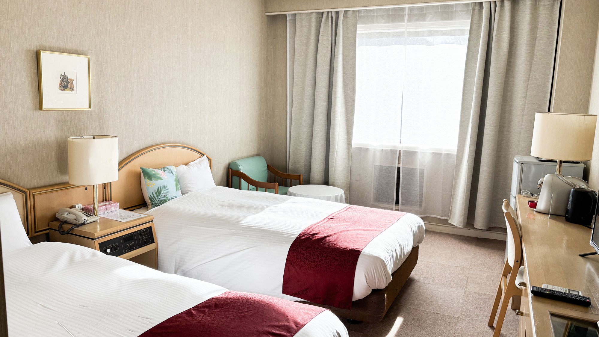 ・【洋室】お部屋からゴルフコースを望む景色が広がります