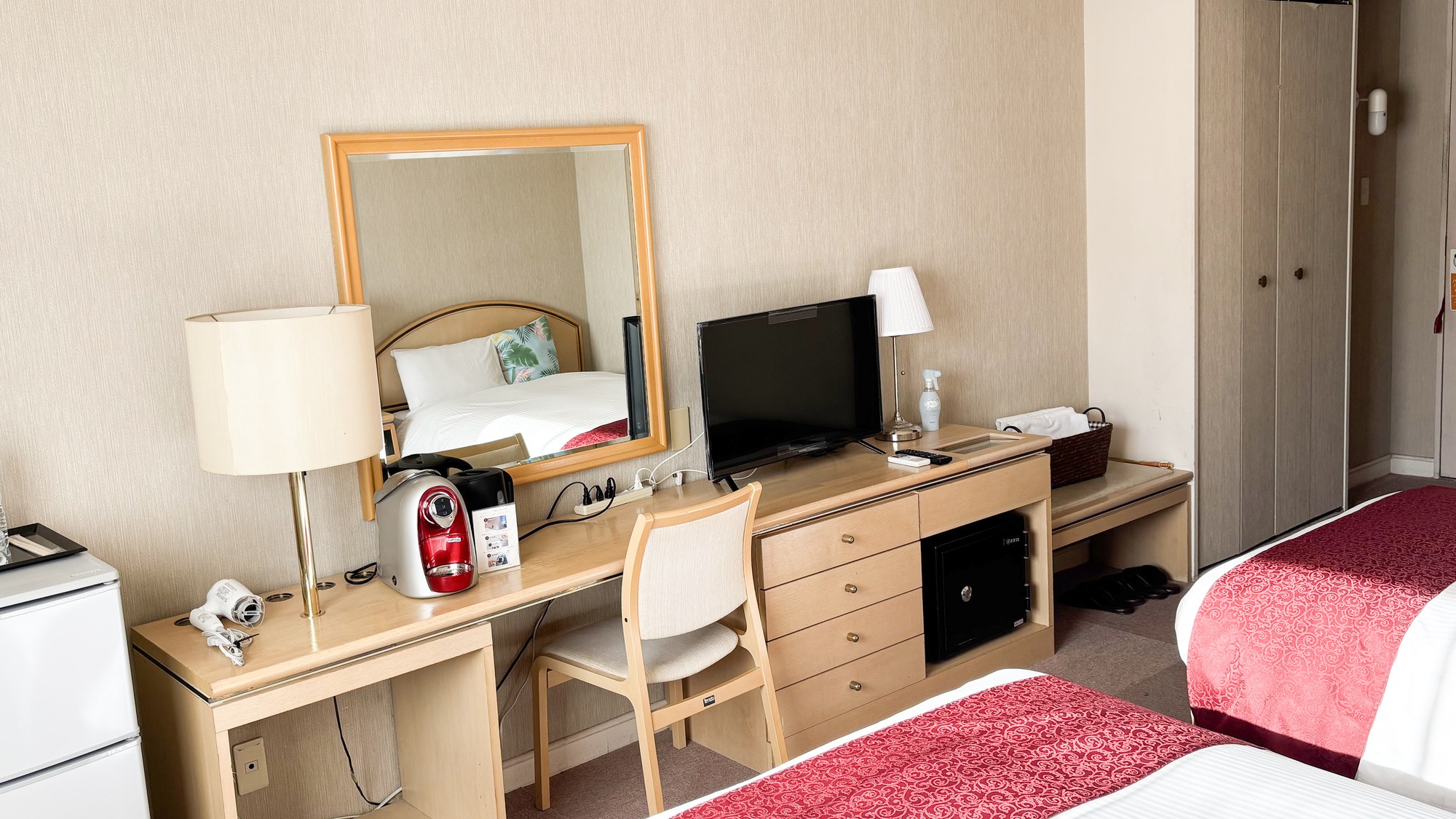 ・【洋室】ベットの向かい側に主な備品を使いやすいようにまとめて配置しています