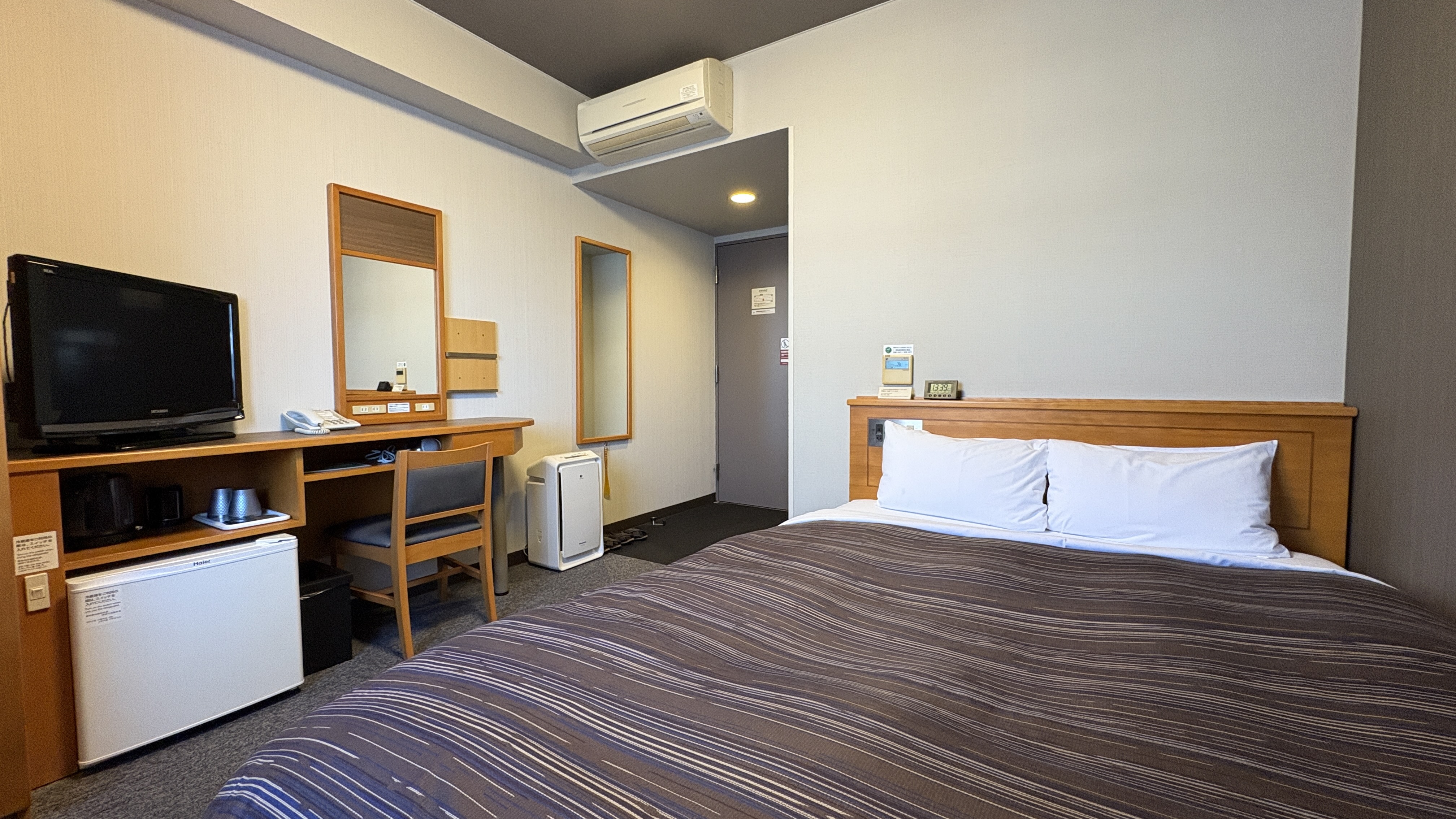 シングルルームより少し広いお部屋です。ゆったりお過ごしいただけます