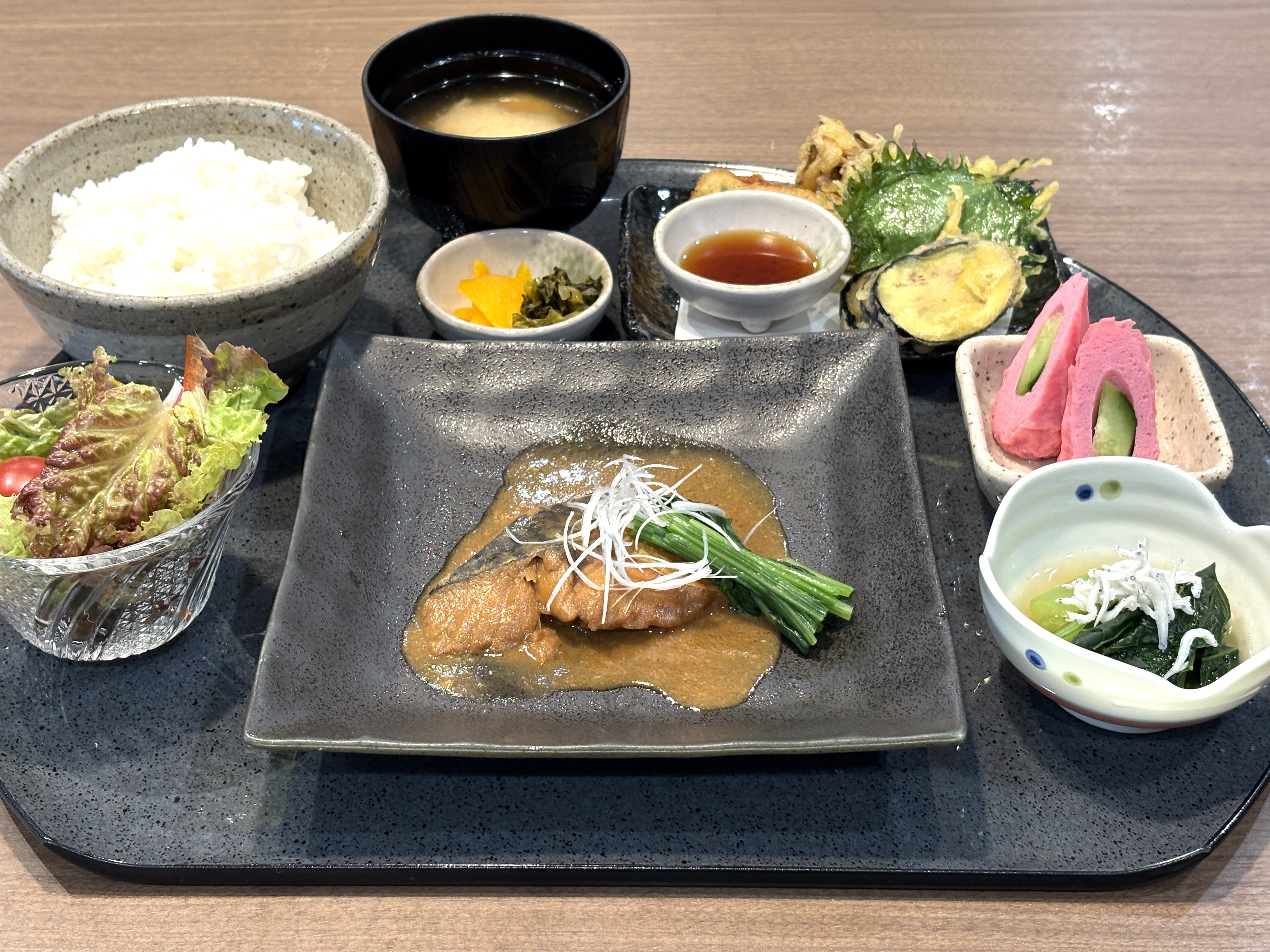 夕食付プランの鯖の味噌煮定食です