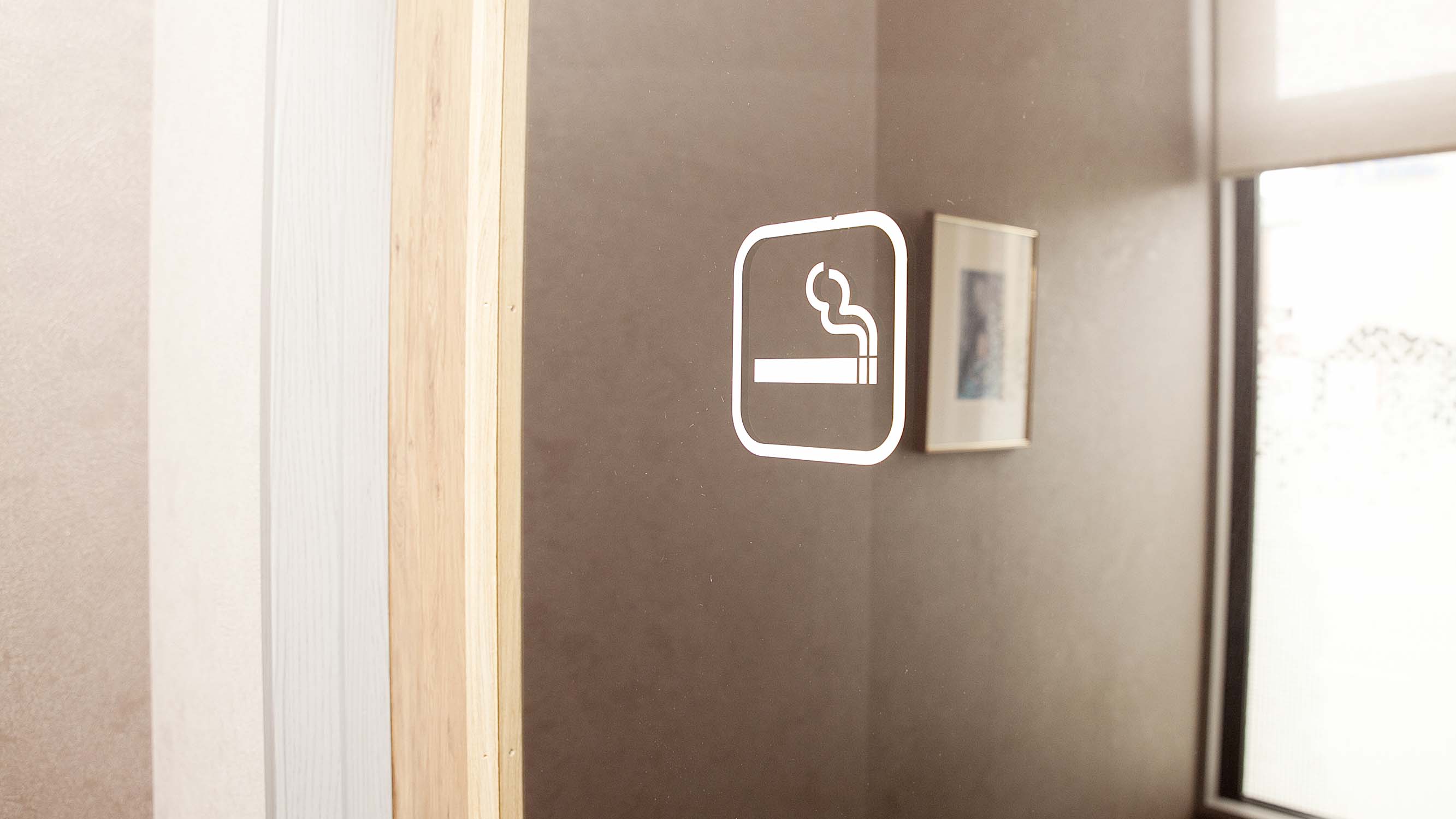 お部屋外での喫煙に使用下さいませ　2Fにございます