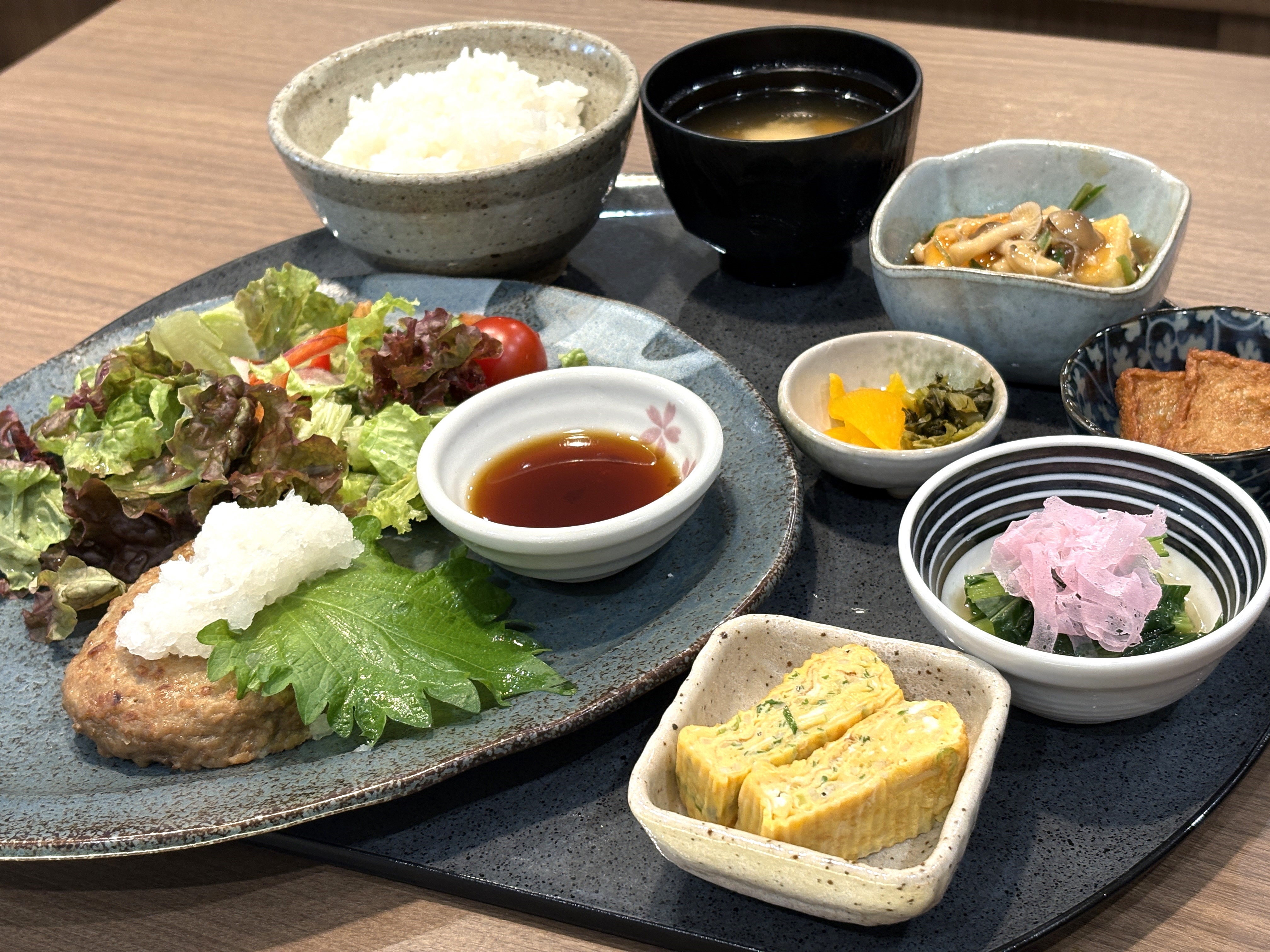 夕食付プランのハンバーグ定食です