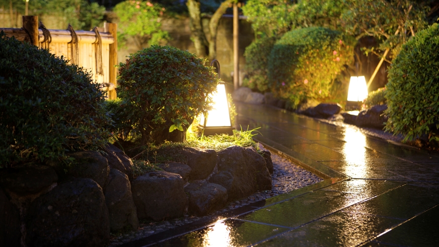 夜・大門から玄関へのスロープ