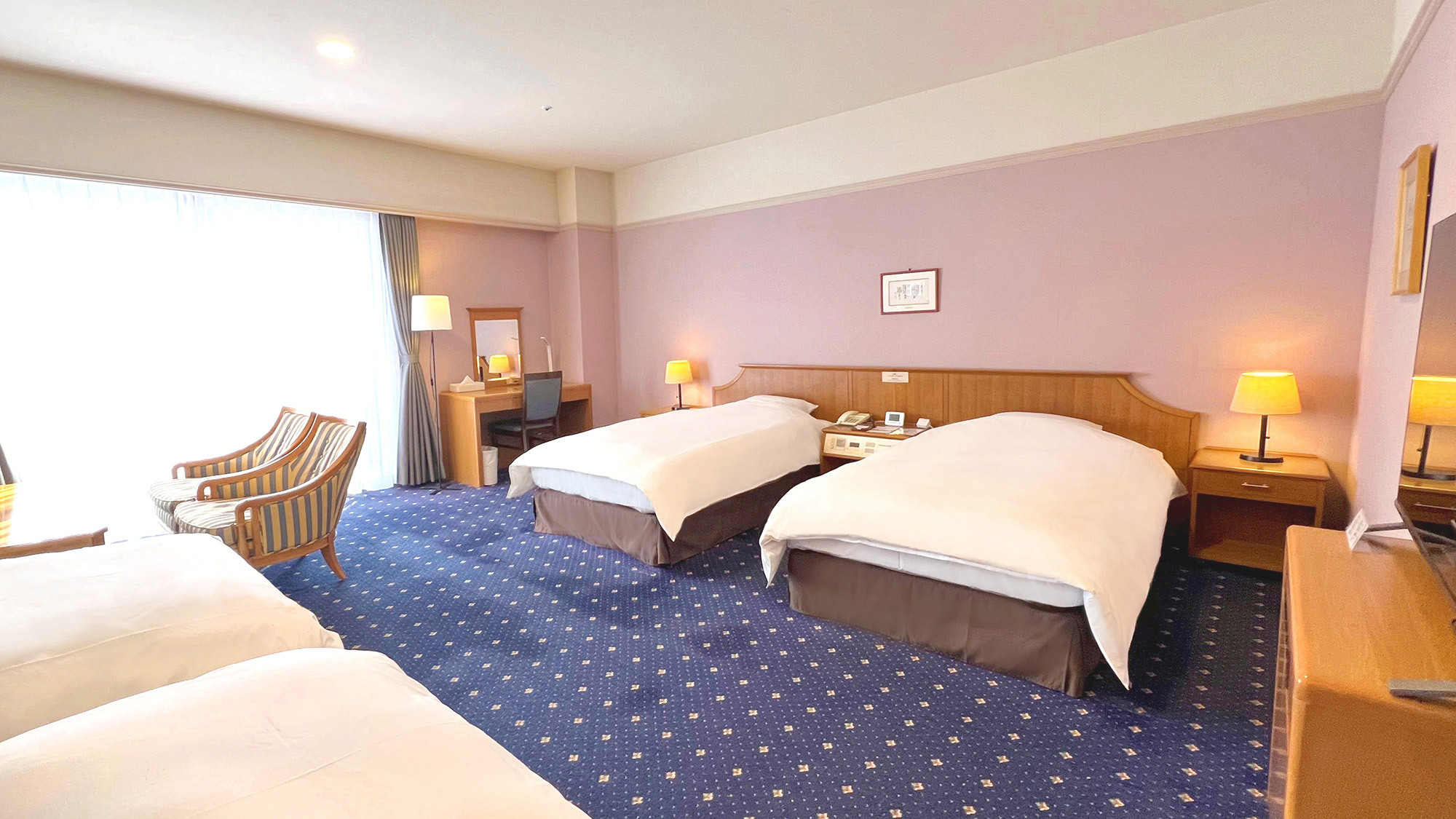 洋室【フォースルーム】4つのベッドで広々52平米（禁煙）