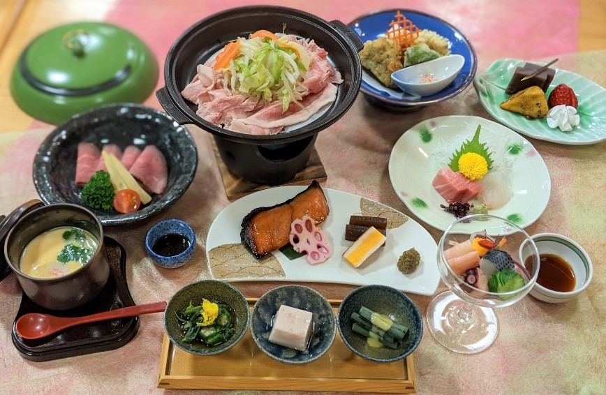 ☆旬の会席料理で四季を愉しもう！自然に囲まれたプールがある森の温泉宿☆で1泊2食付プラン