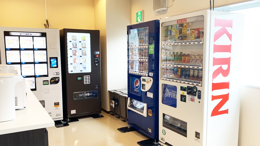 自販機コーナーは１階にございます（ソフトドリンク・アルコール・軽食・おつまみ）