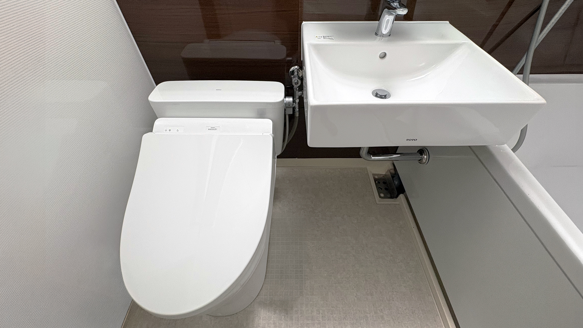 ウォシュレット付きトイレと洗面台