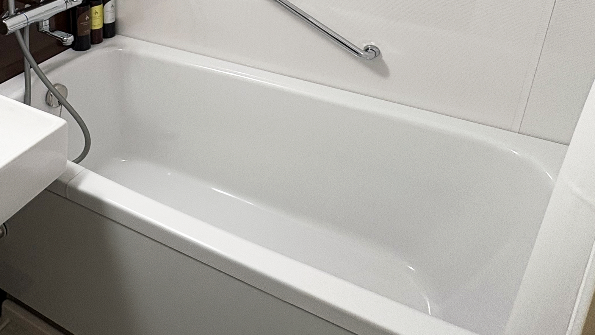 広々としたバスタブ