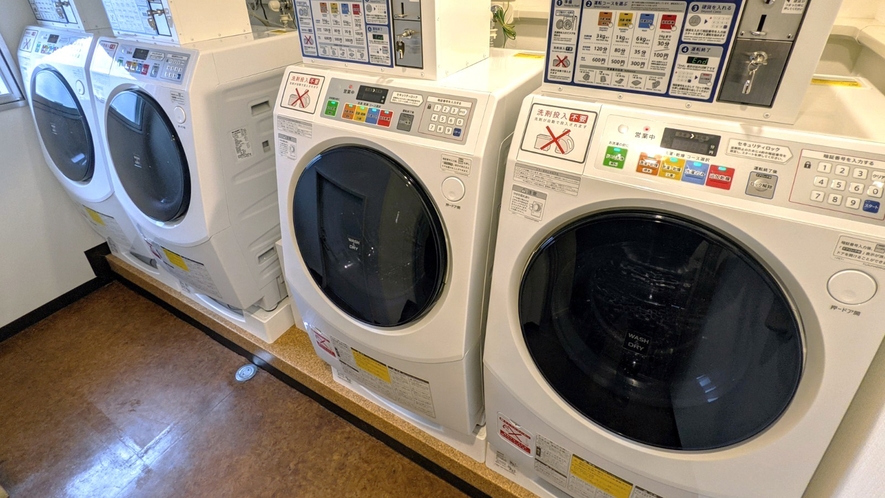コインランドリーは1階になります。 洗濯乾燥機が４台ございます。 
