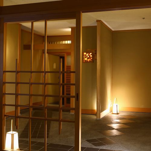 【桃山第／入口】デラックススイートの客室は、京風数寄屋造りの４タイプ