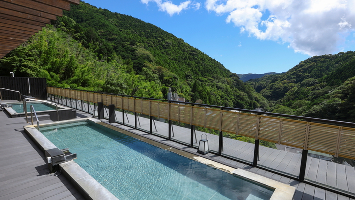 【展望露天風呂・大空】季節ごとに表情を変える周囲の山々の景色をご堪能ください