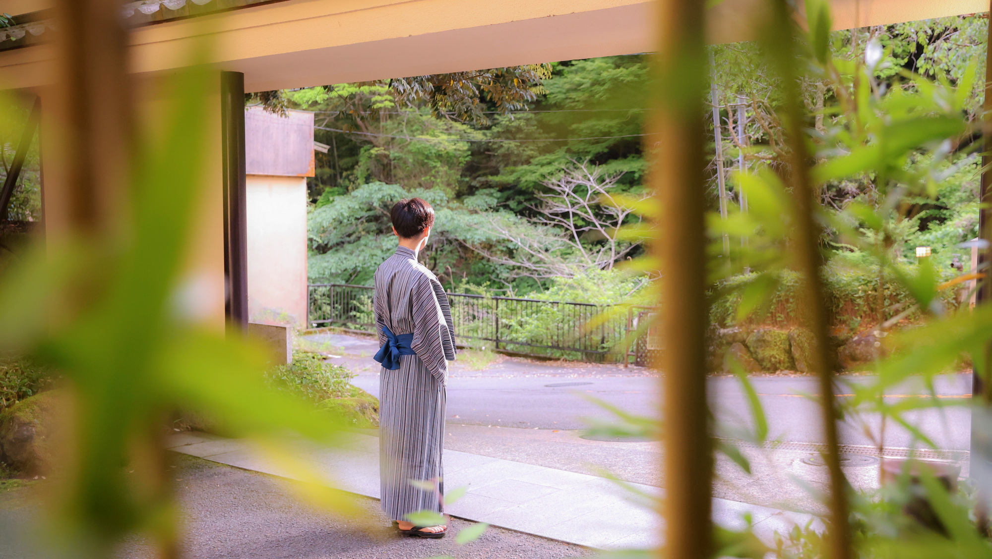 【表門】表門をくぐり川沿いの道へ、山と緑に囲まれた奥湯河原では四季折々、美しい景色が楽しめます