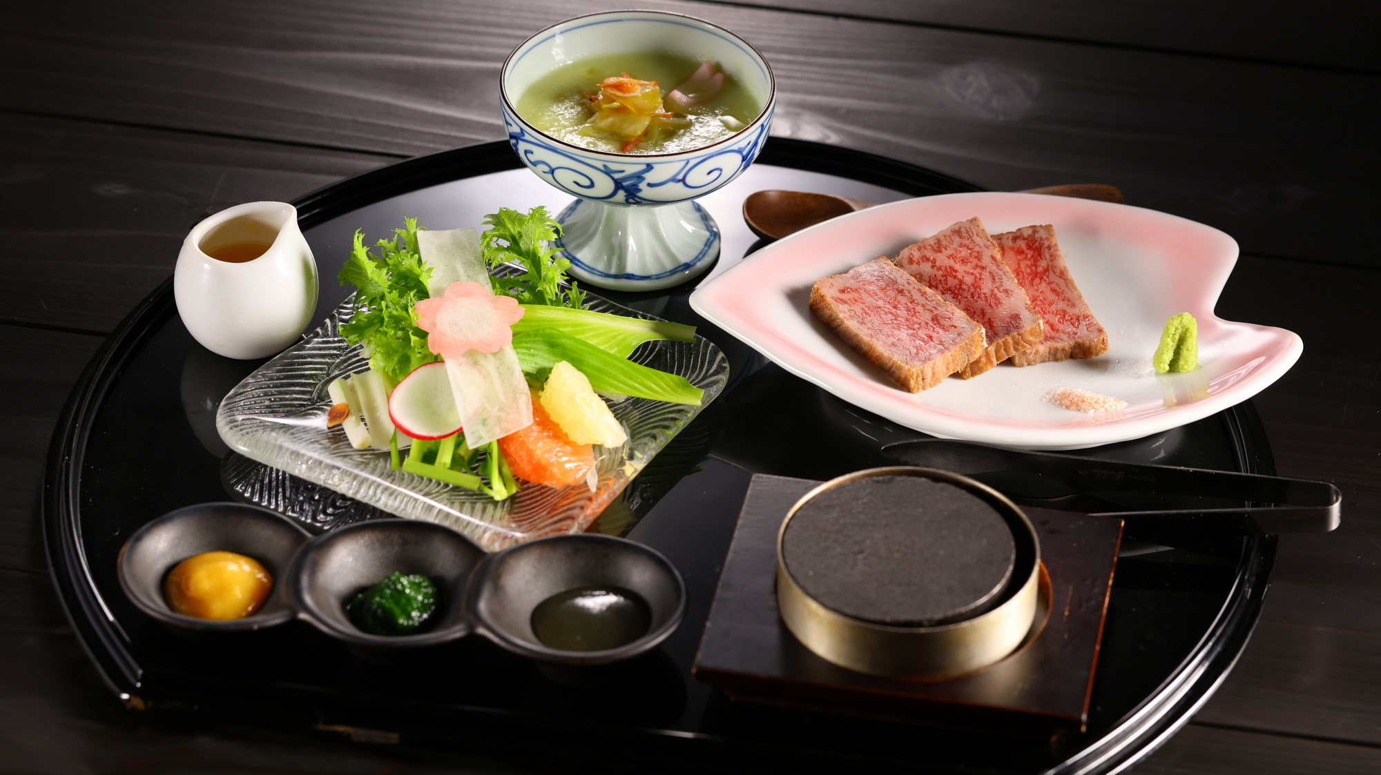 【2026春】肉料理／和風サーロインステーキ、万葉公園せせらぎサラダ、冷製スープなど