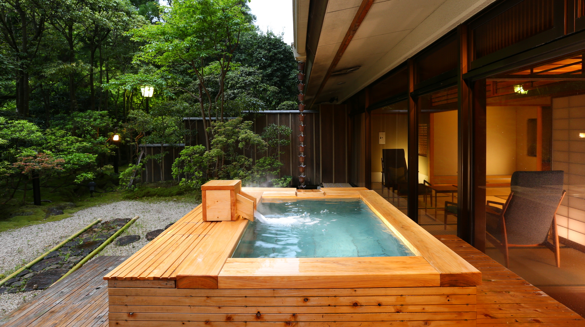 【桃山第露天風呂付特別室】檜と十和田石で広めにあつらえた露天風呂