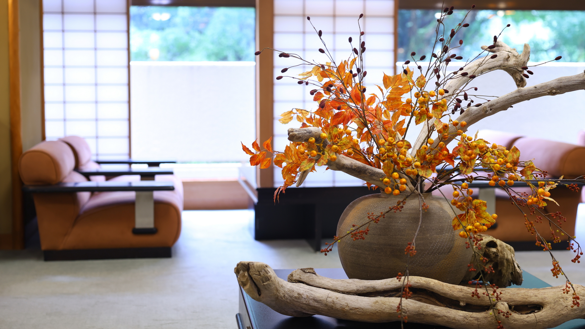 【ラウンジ】秋を感じながらごゆっくりお過ごしださい