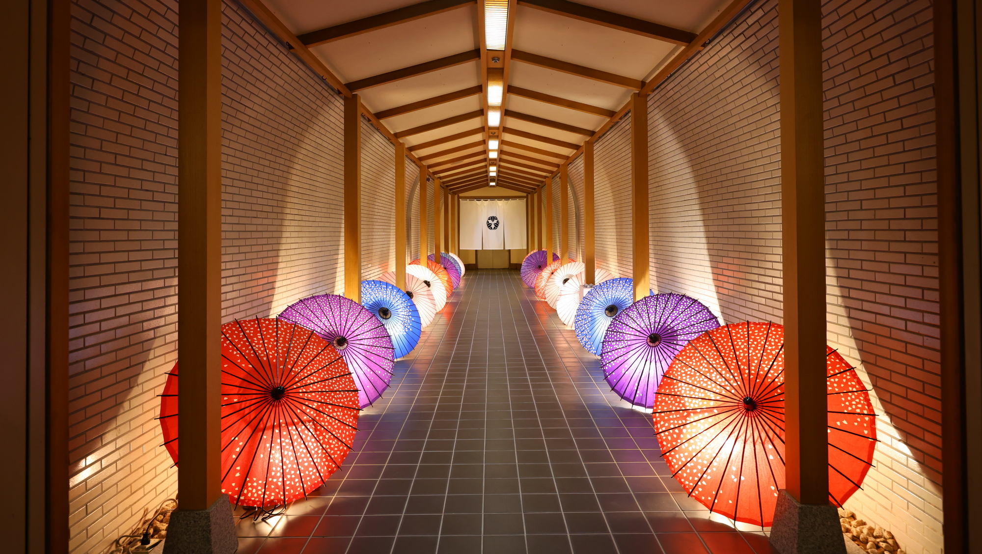 【食事処・華堂 扇翠】暖簾をくぐり食事処入口へと向かう通路の和情緒あふれる演出