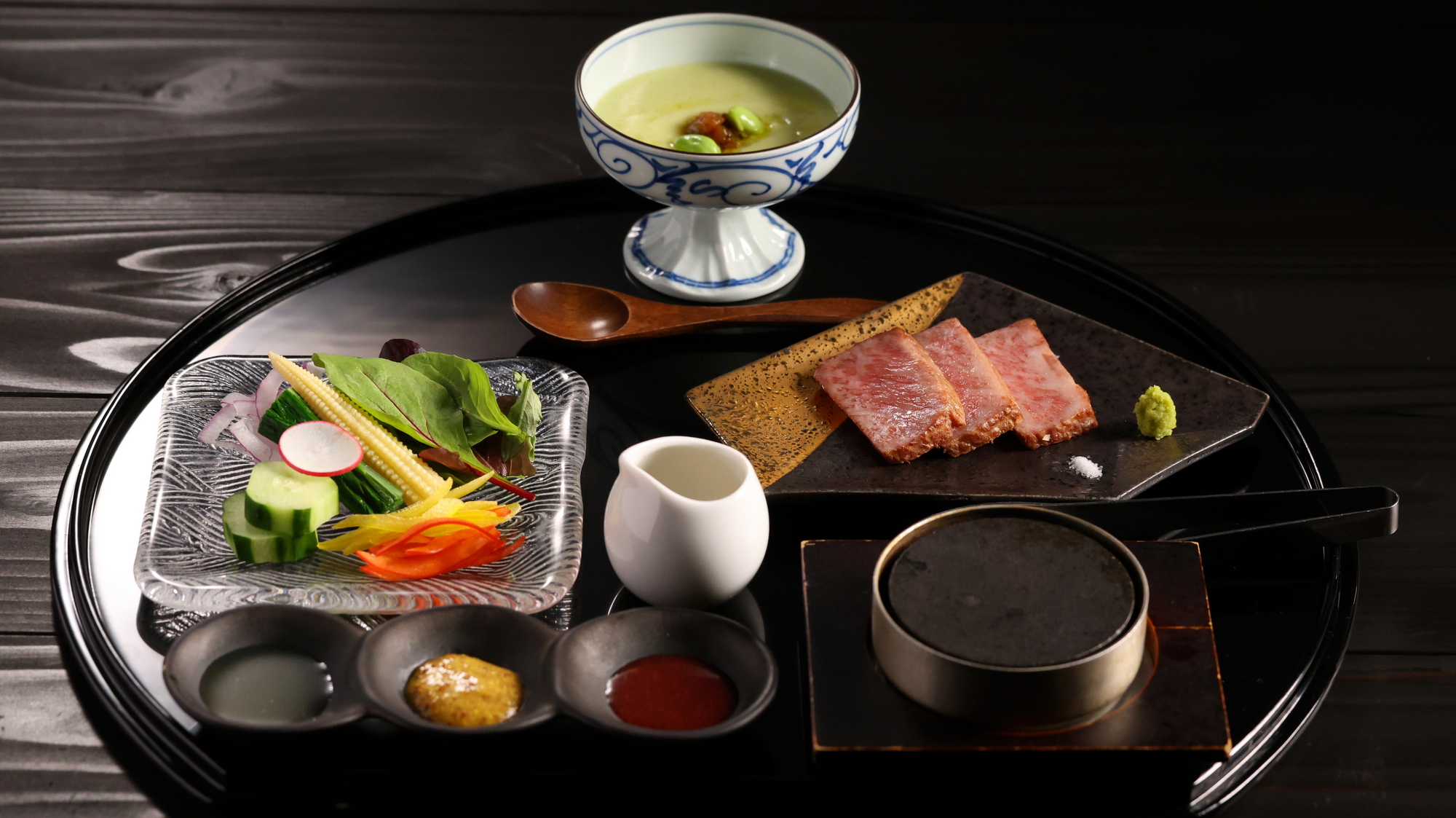 【2026夏】肉料理／サーロインステーキには源氏の余情を映す彩りサラダと冷製スープと共に