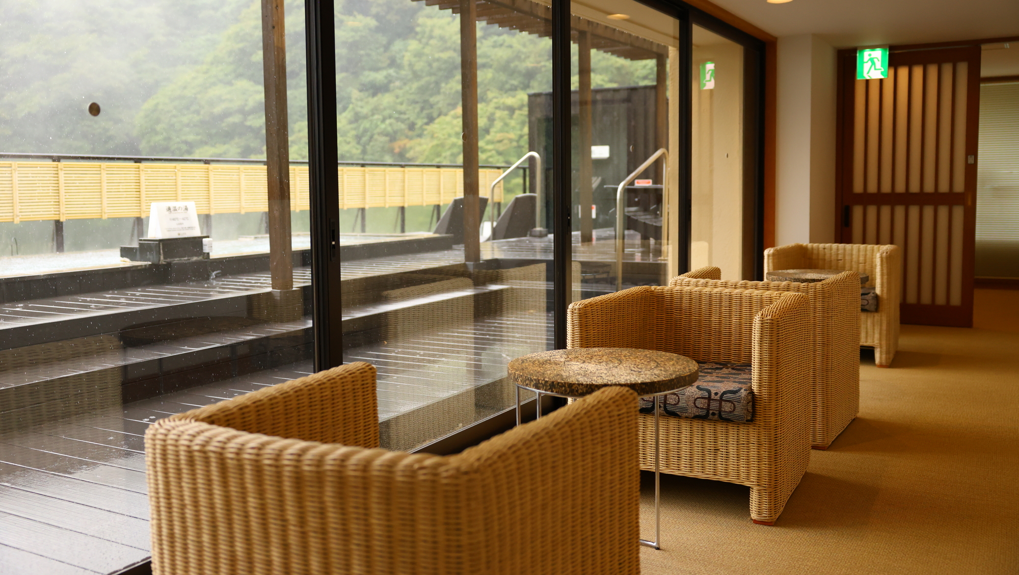 【展望露天風呂　大空】展望露天風呂に併設された休憩スペース