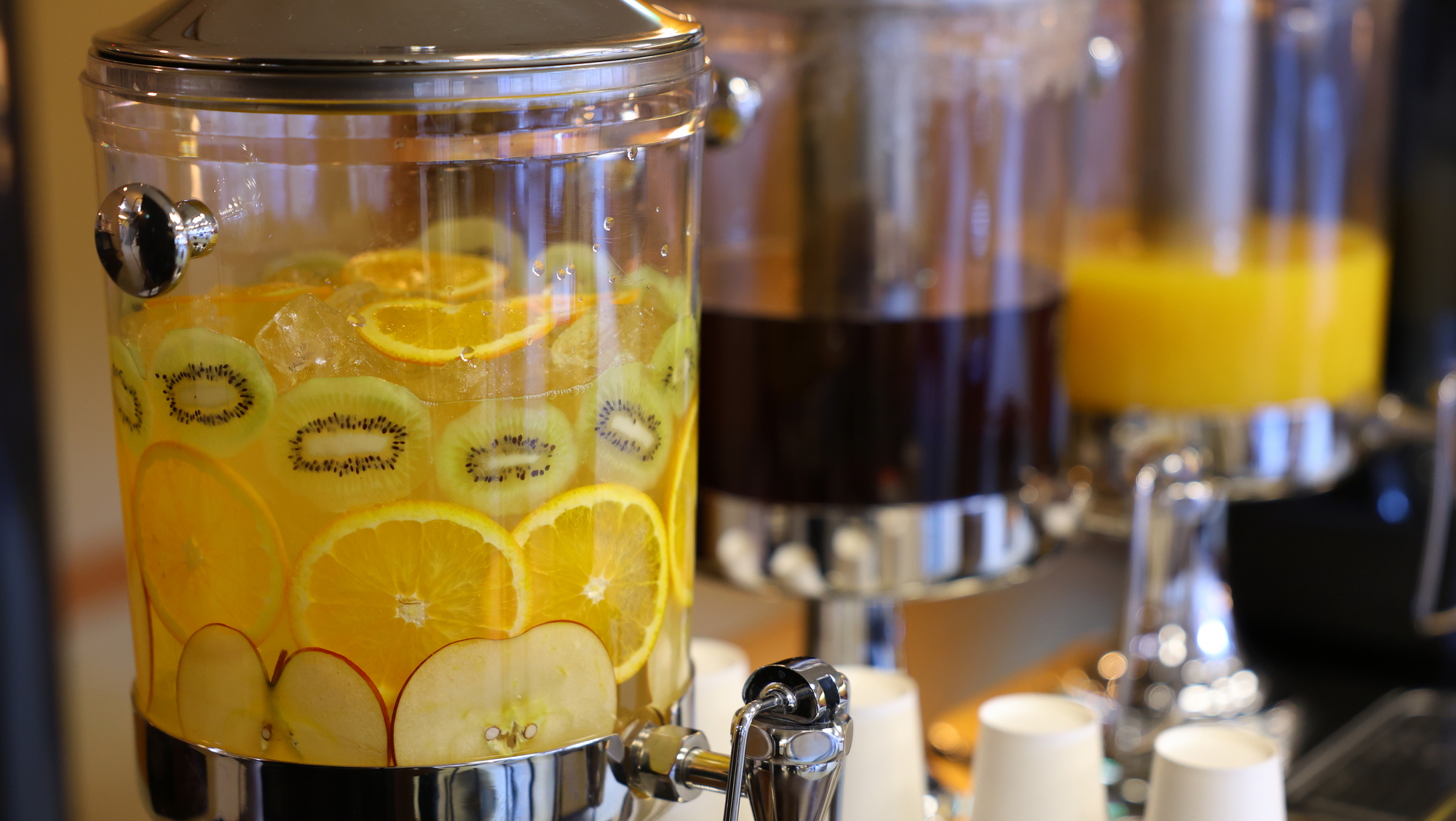 【ラウンジ】ソフトドリンクからアルコールまで揃えたフリードリンクコーナー※イメージ