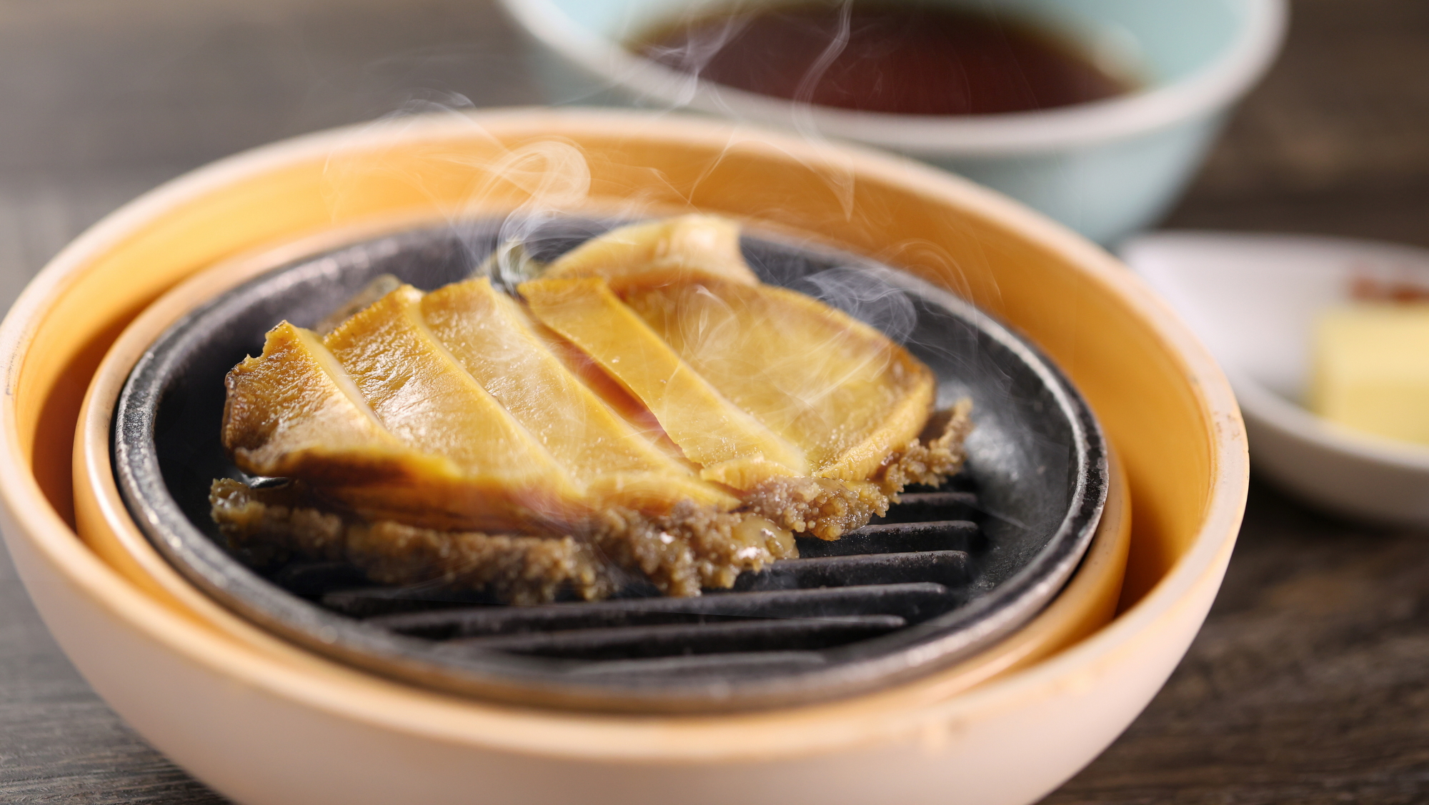 【追加料理】『鮑ステーキ』3,300円（税込）、事前予約制