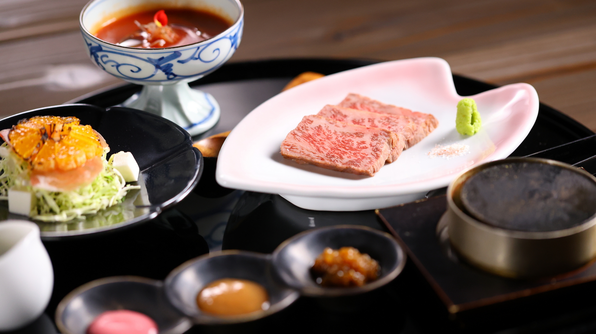 【2025春】強肴の「お花見ステーキ御膳」は和牛サーロインステーキとサラダ、スープを添えて
