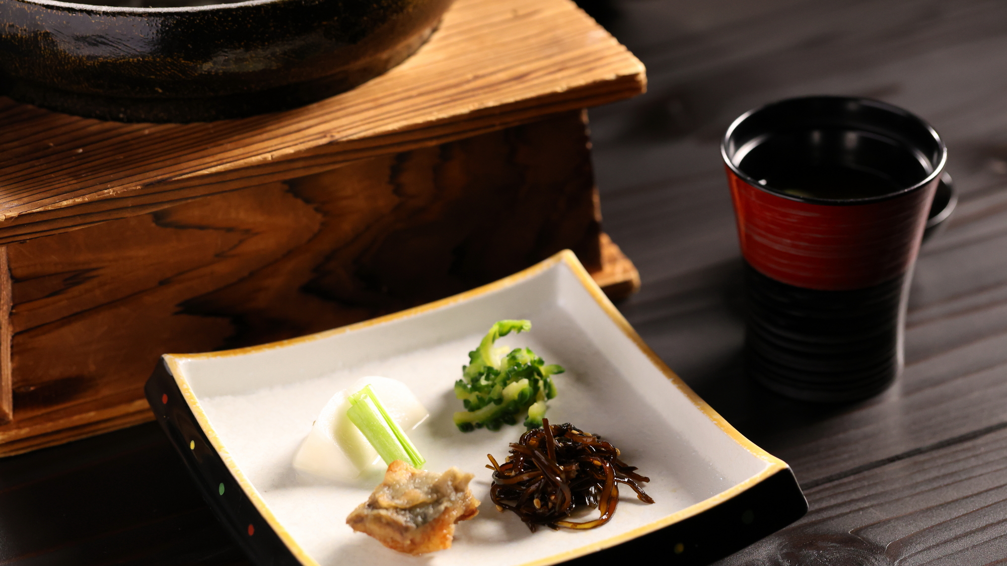 【2026夏】ごはんなど／釜炊きごはんと胡麻香る麦味噌汁、ゴーヤの薄塩レモン付けなどの香の物