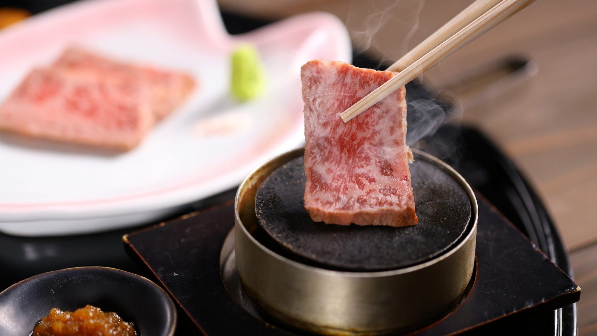 【2025春】3種のソースとわさび、岩塩でいただく和牛サーロインステーキはお好みの焼き加減でどうぞ