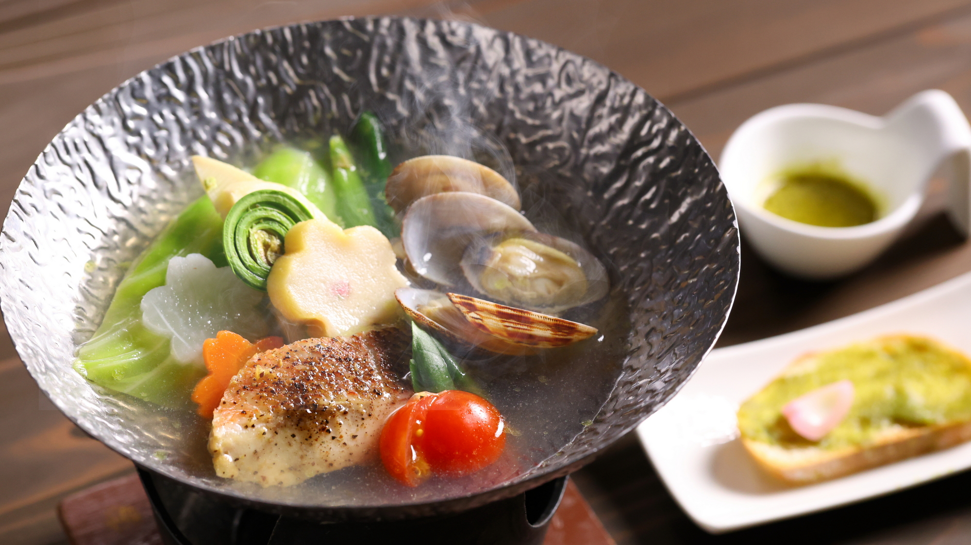 【2025春】春の和風イタリアン鍋は相模湾産メバルと山菜をたっぷり。途中で味の変化も楽しめます