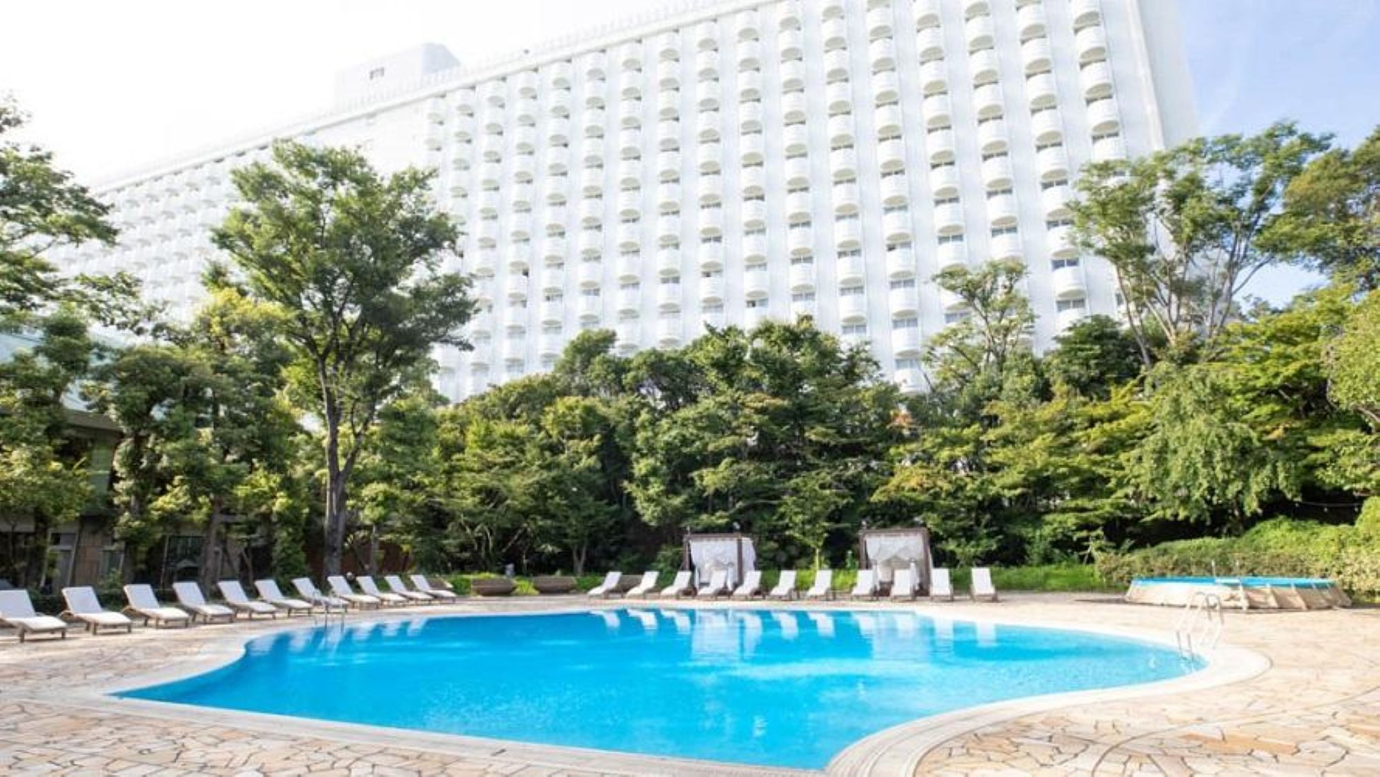 深い緑に囲まれた、アーバンオアシスリゾート。
お子さま用のプールも併設されており、
ご家族で夏を思いっきり楽しむためのプールです。
開放的な空間でリラックスタイムをお過ごしください。