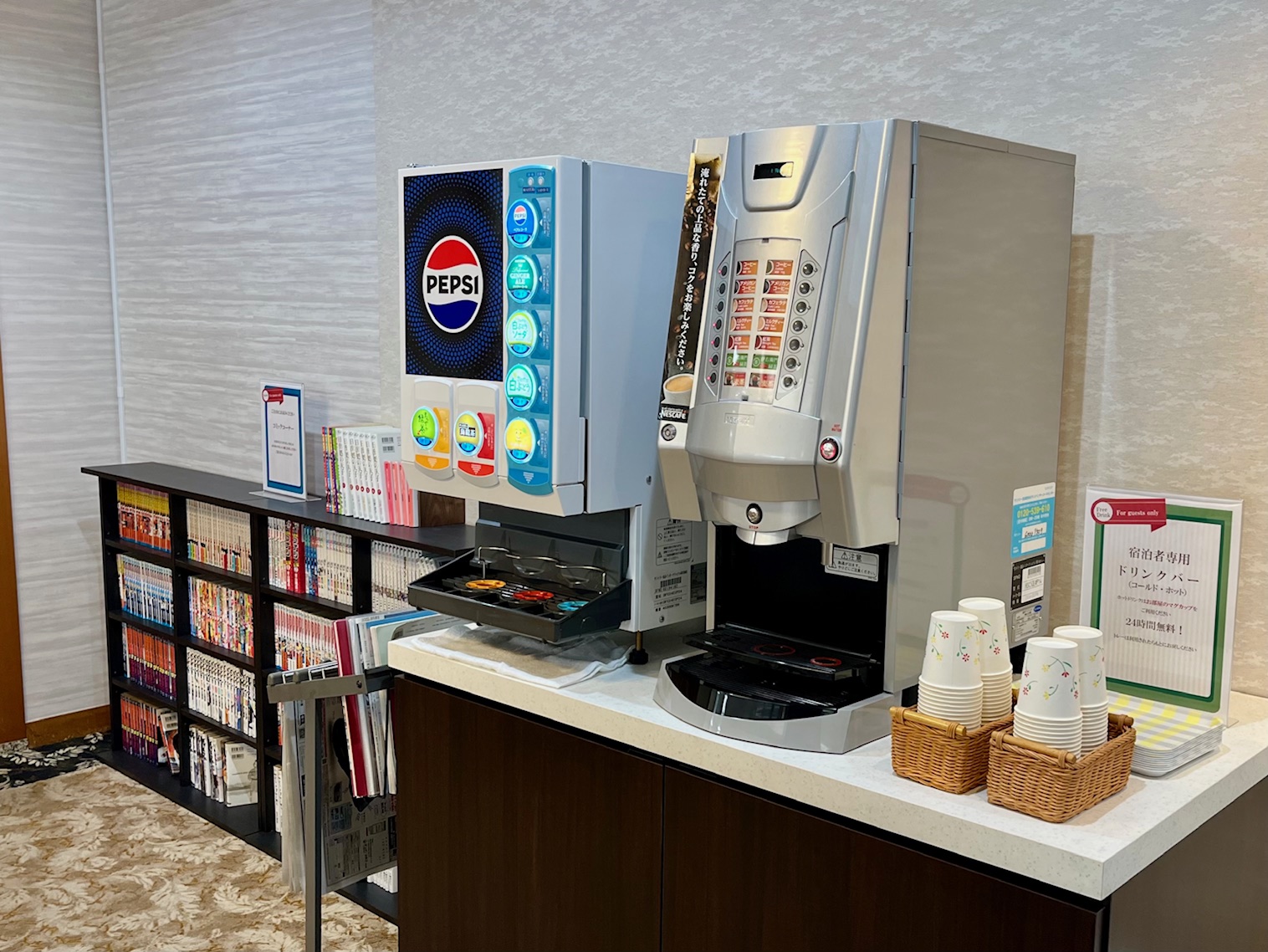 フロントフロアにソフトドリンクバー（無料）をご用意♪ ご宿泊者様は２４時間お茶・コーヒー・ジュース類がセルフサービスでご利用いただけます。