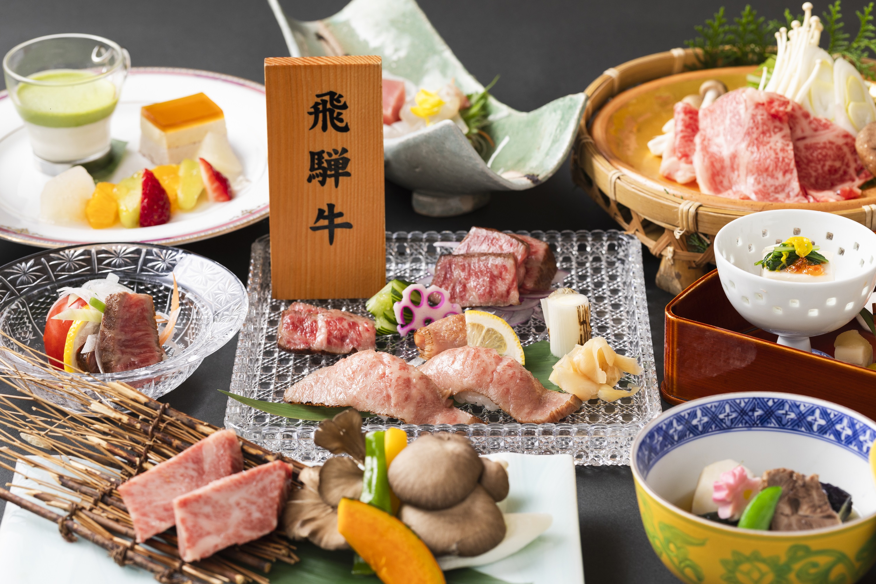 飛騨牛尽くしの飛騨牛会席。サイコロステ－キ、ロ－ストビ－フ、しゃぶしゃぶなど厳選された飛騨牛を惜しげもなく使用した充実の品揃えです。おいしさが口の中いっぱいに広がる飛騨牛をじっくりとご堪能下さいませ。